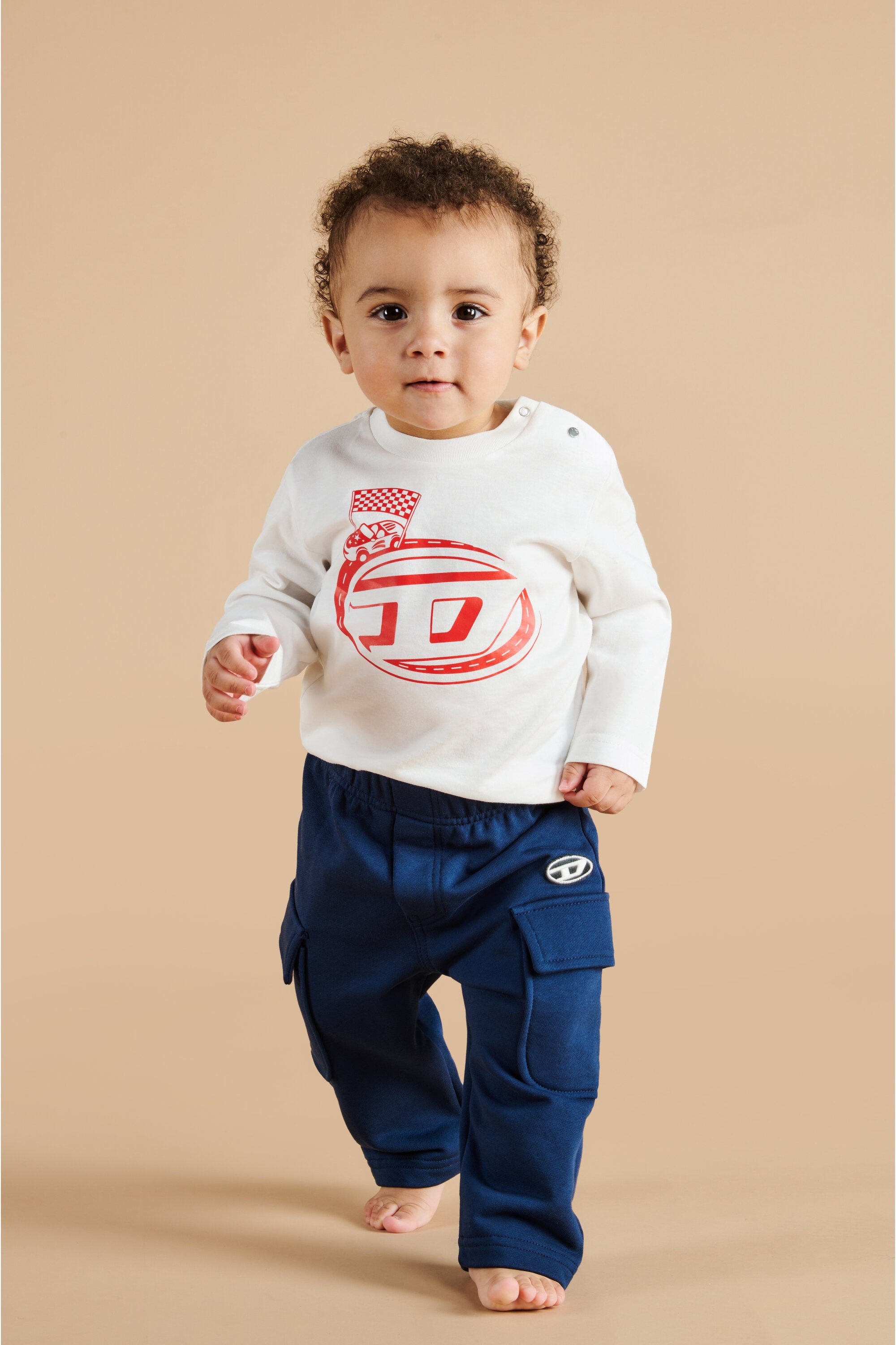 Diesel Funny Racingグラフィックの長袖ジャージー素材Tシャツ。