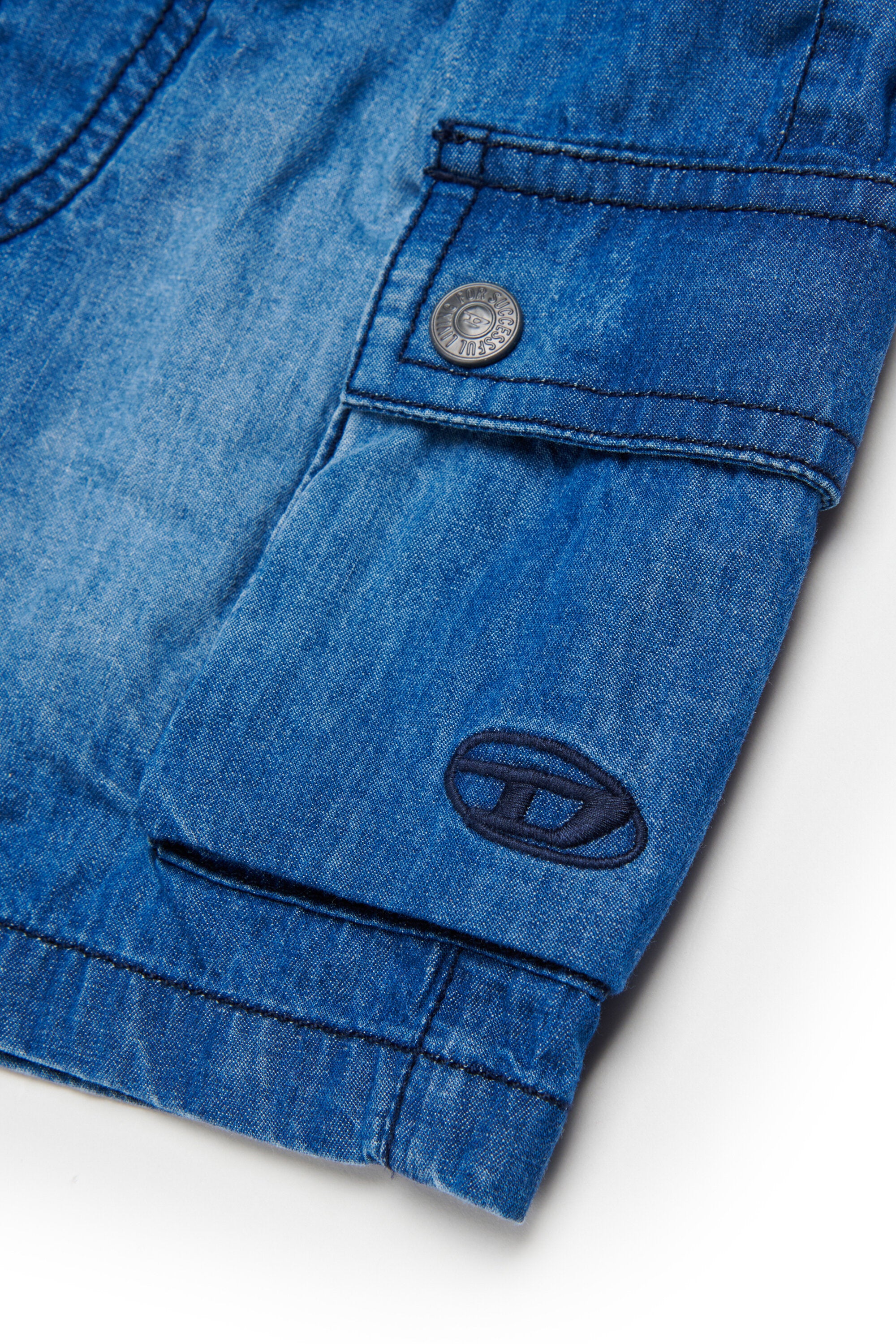 Cargo shorts with logo