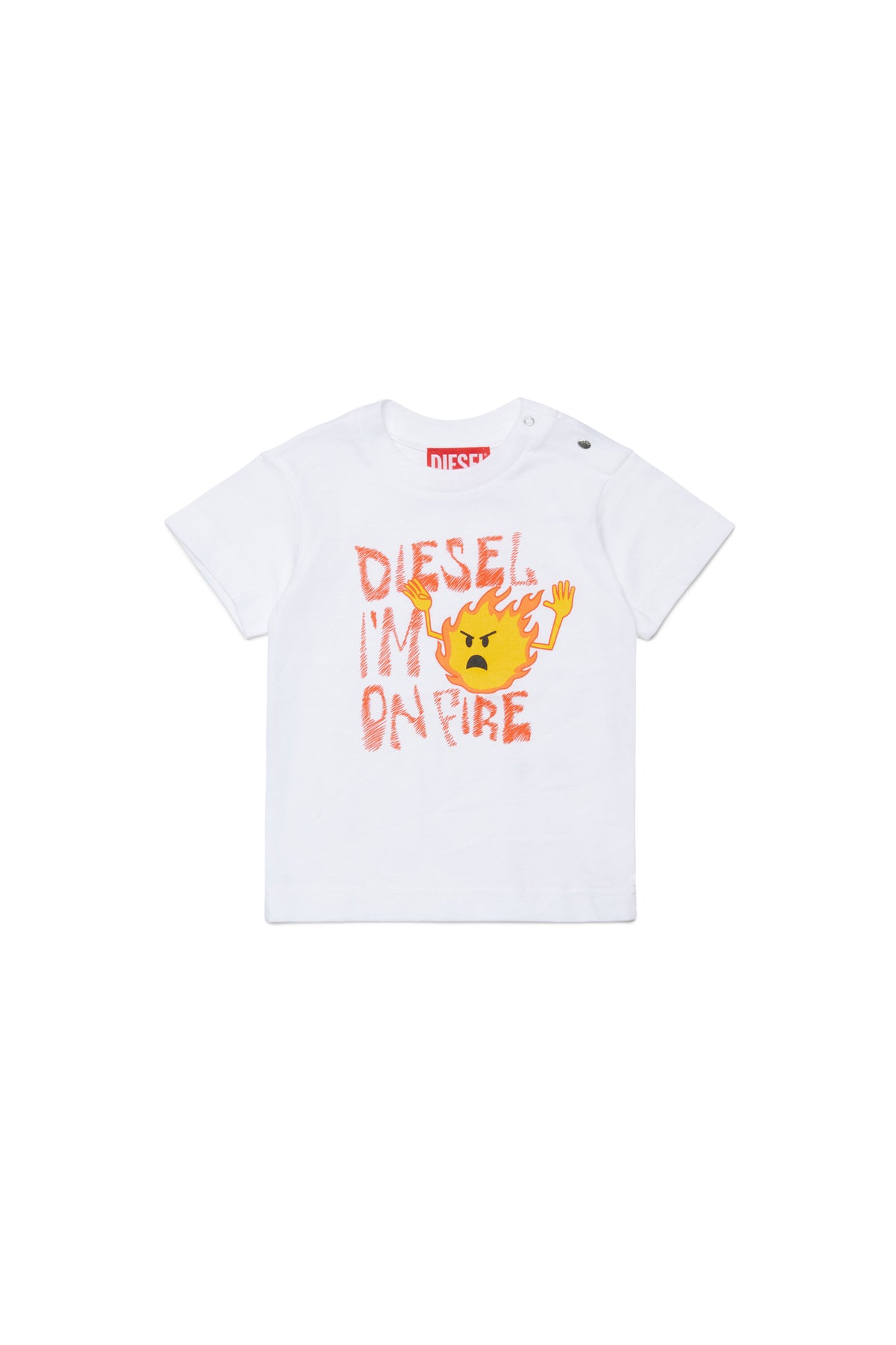 フロントにロゴプリントのTシャツ