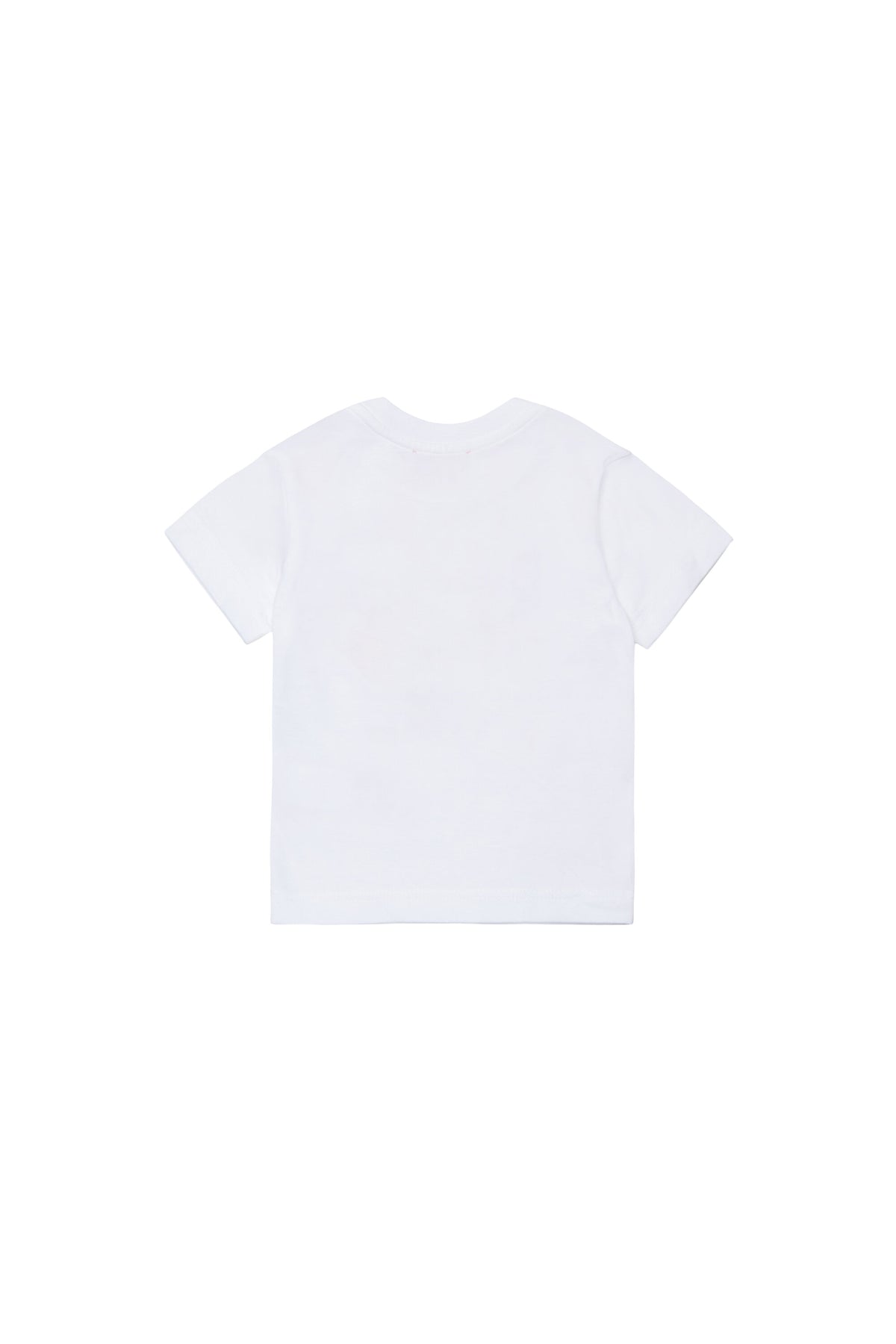 フロントにロゴプリントのTシャツ