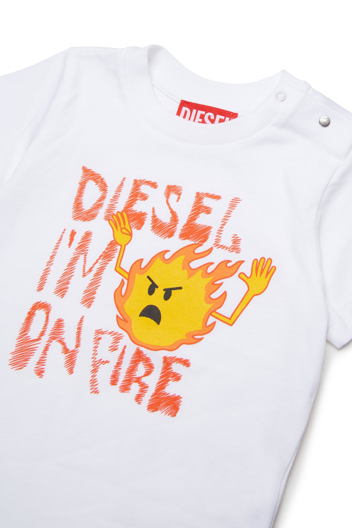 フロントにロゴプリントのTシャツ