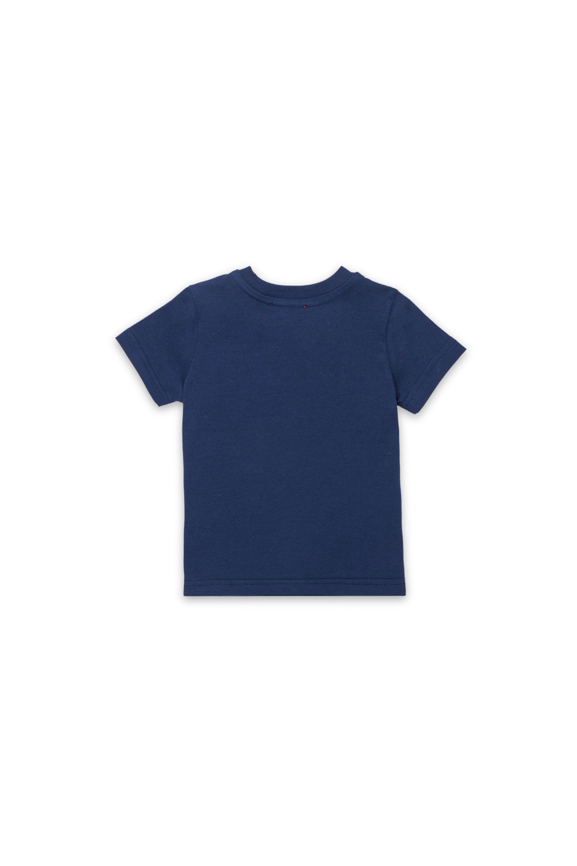 フロントにロゴプリントのTシャツ