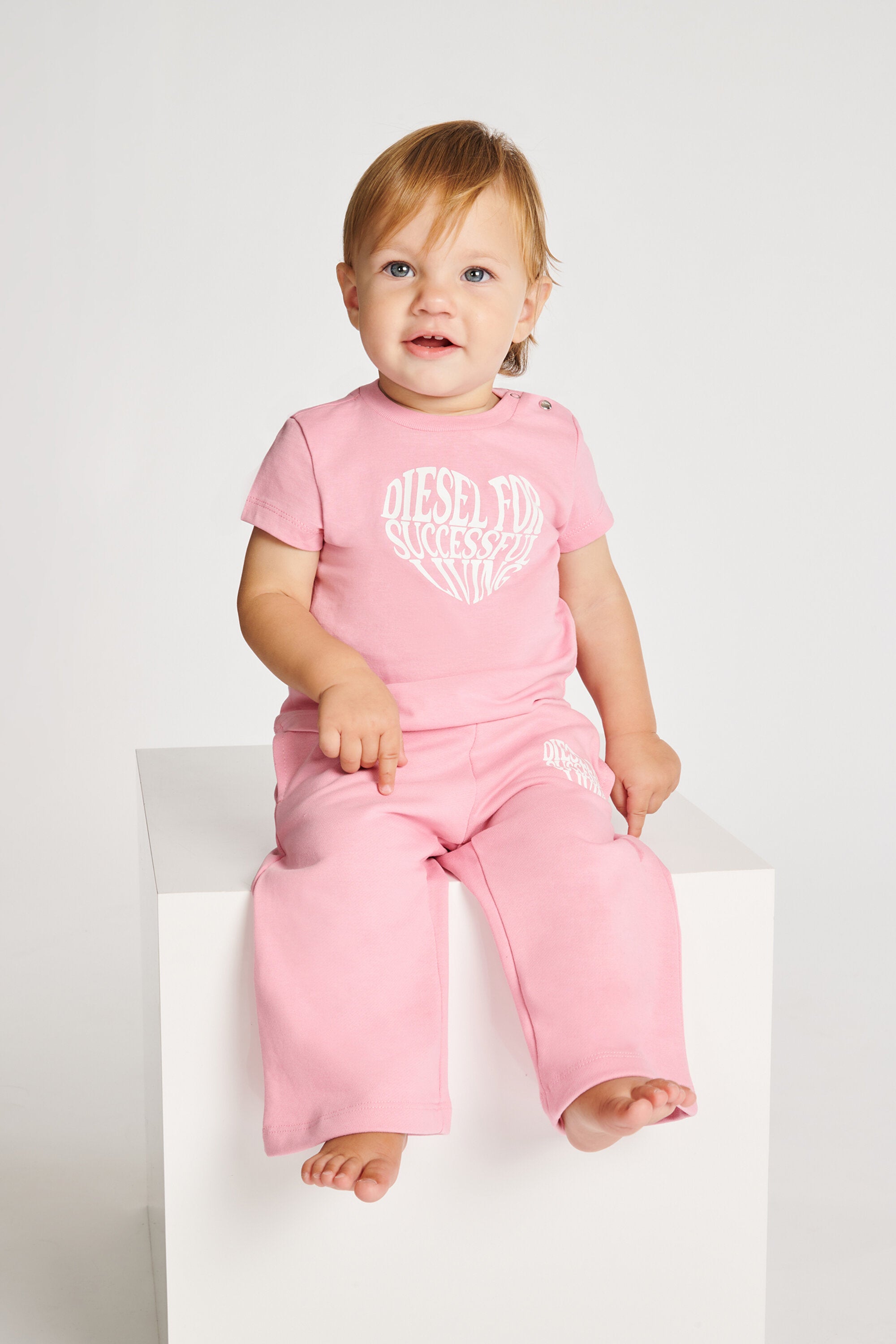 ロゴ入りTシャツ