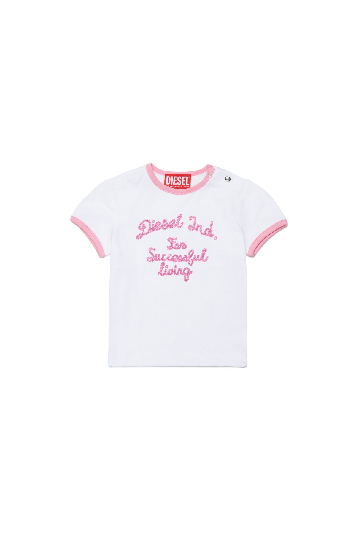 胸元にロゴ入りTシャツ
