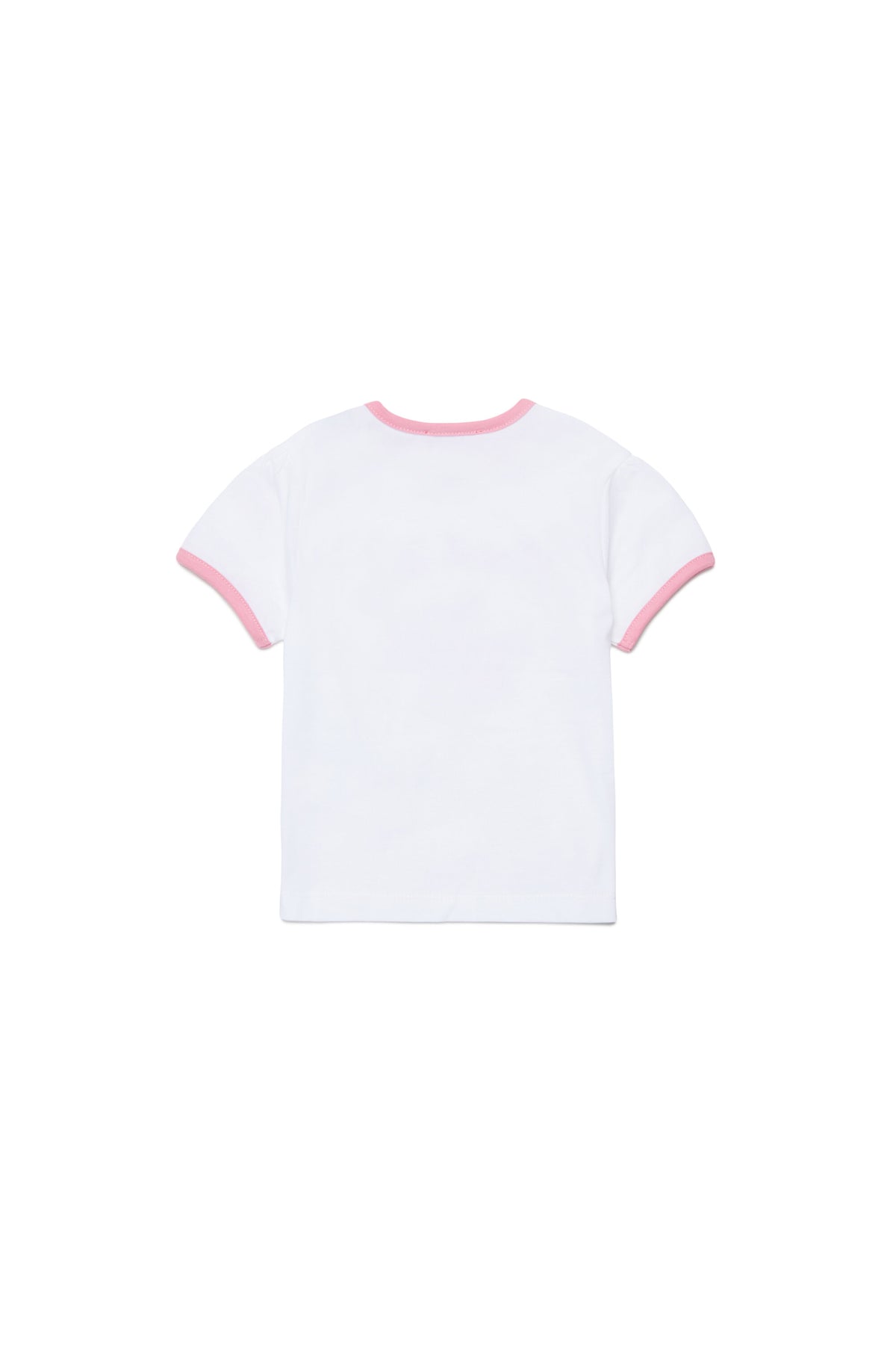 胸元にロゴ入りTシャツ