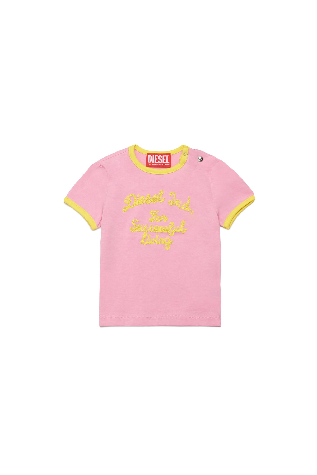 胸元にロゴ入りTシャツ