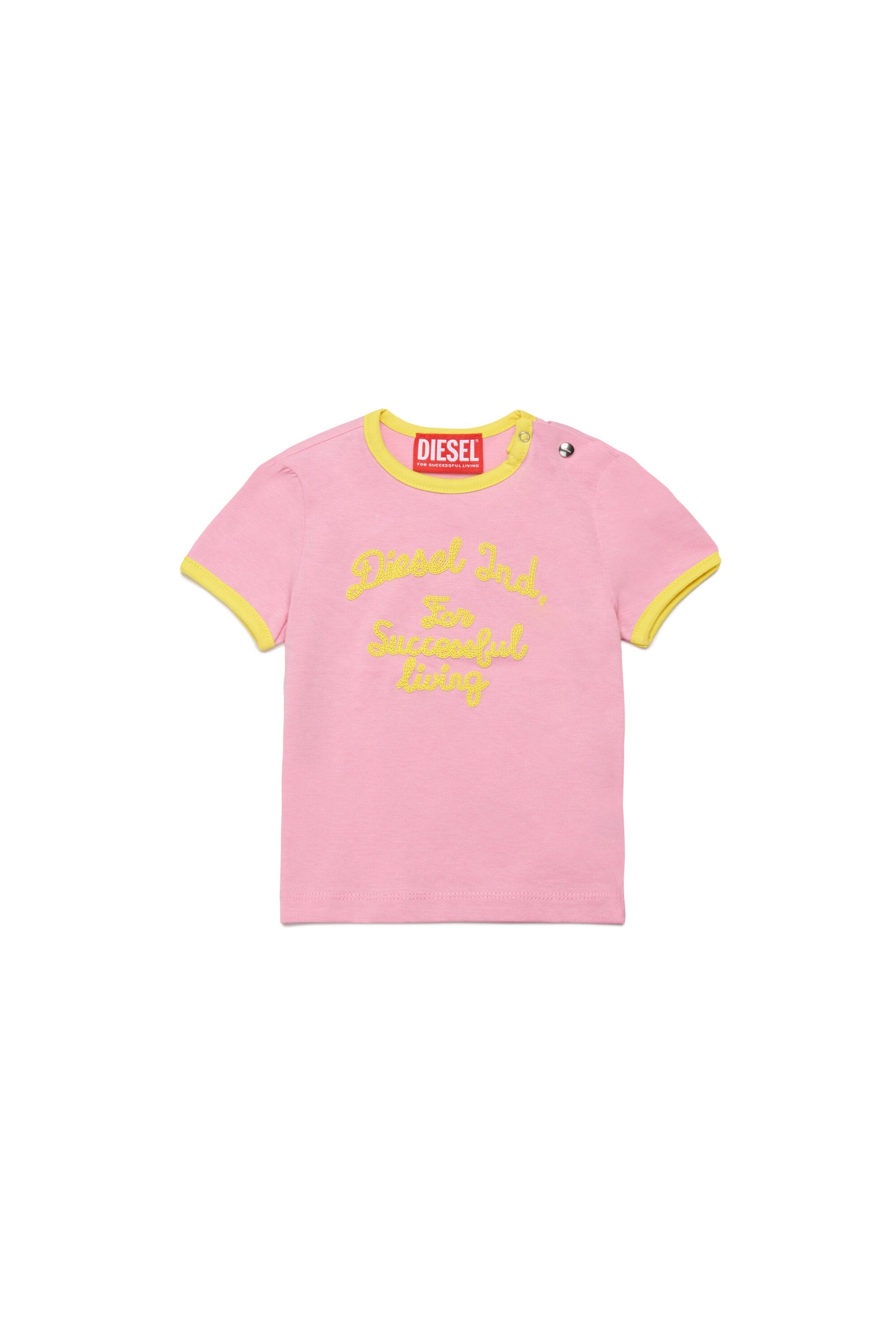 胸元にロゴ入りTシャツ
