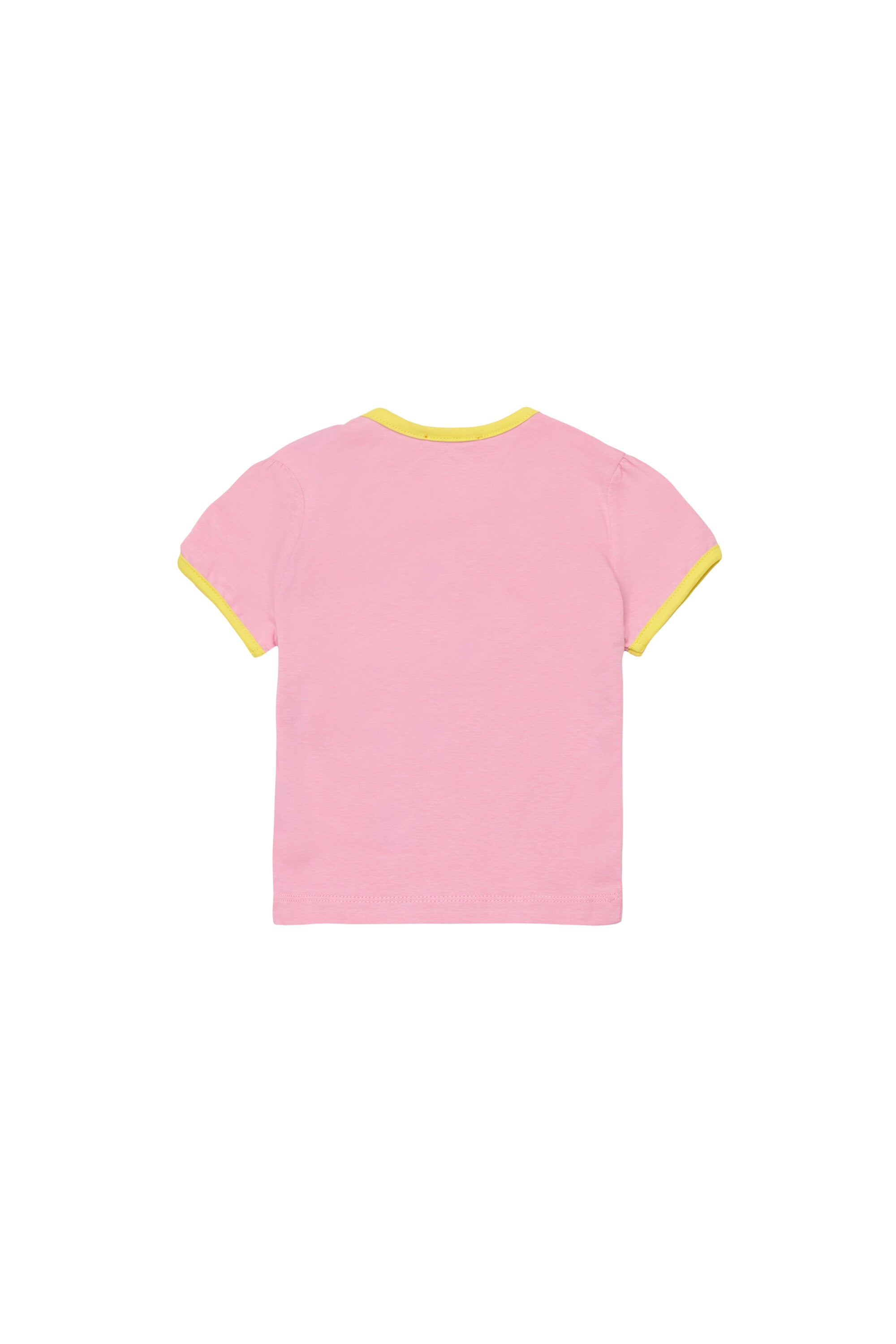 胸元にロゴ入りTシャツ