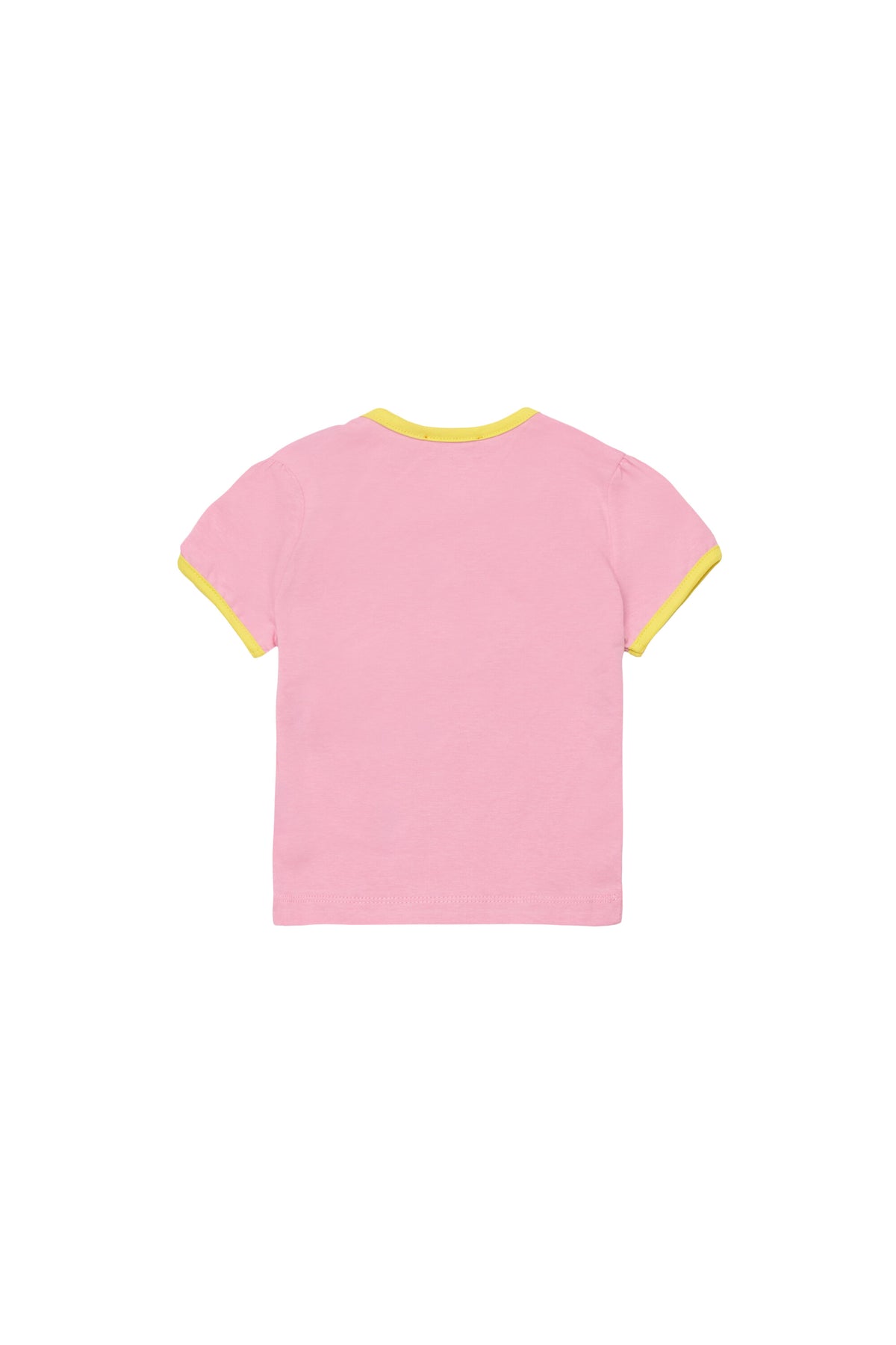 胸元にロゴ入りTシャツ