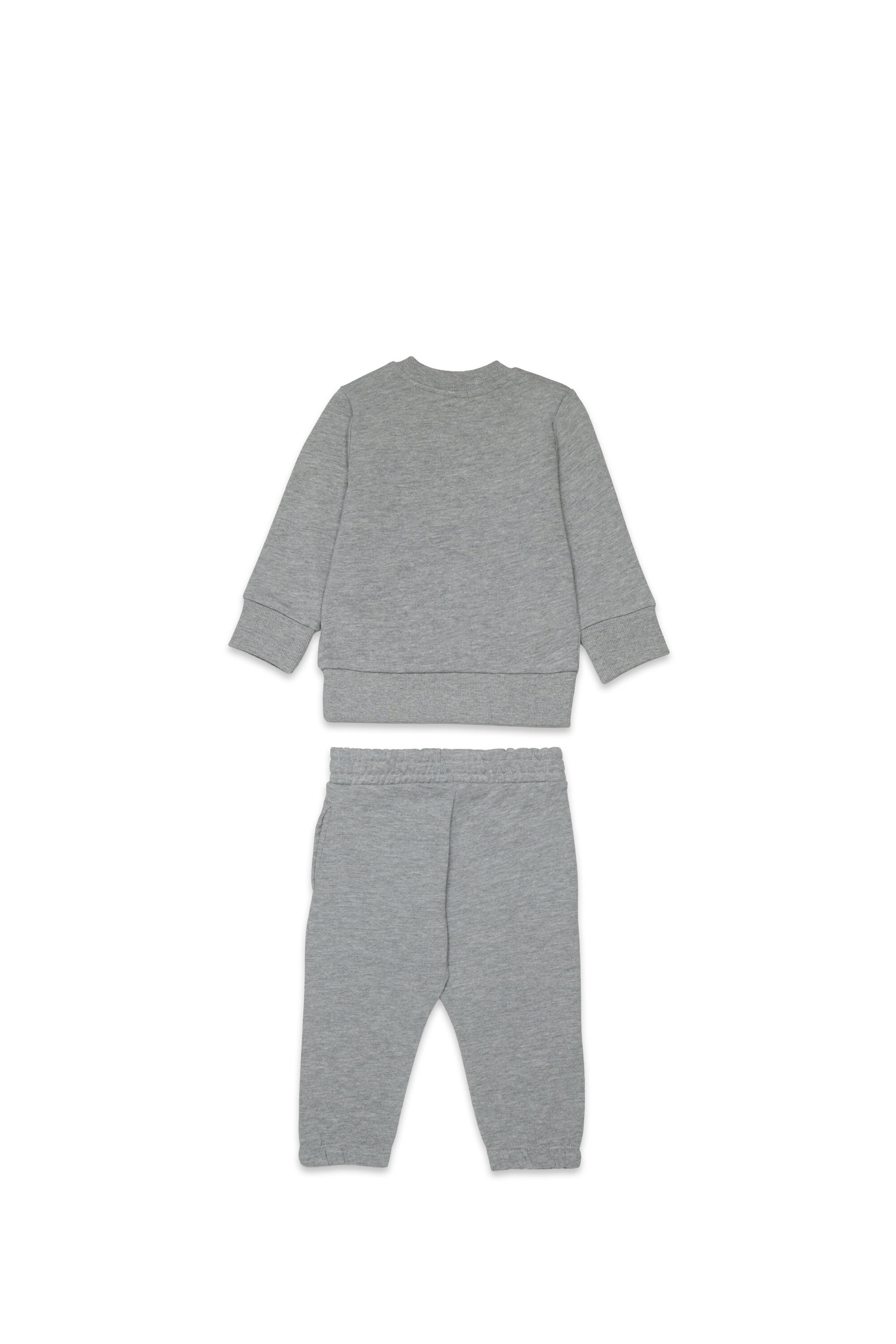 ロゴ入りトラックスーツ