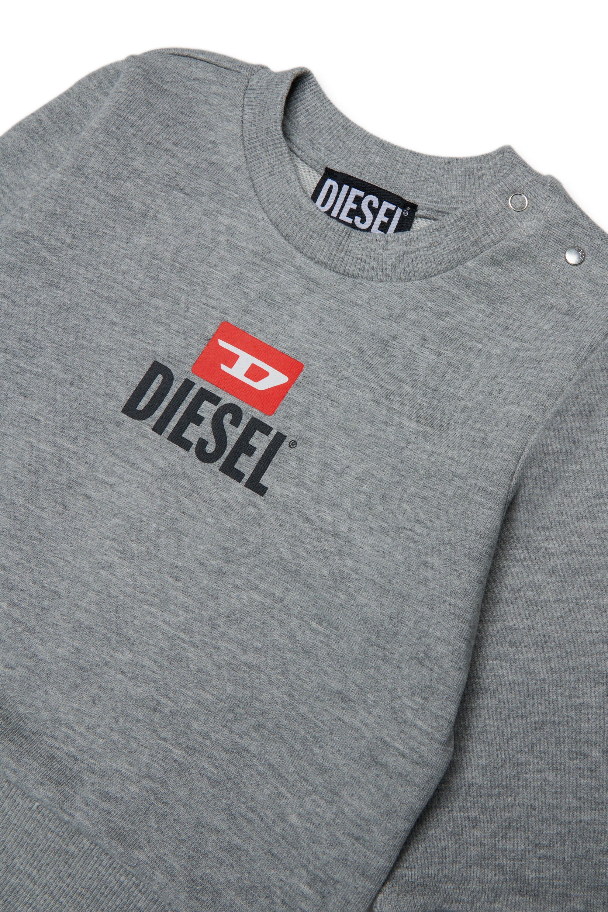 ロゴ入りトラックスーツ