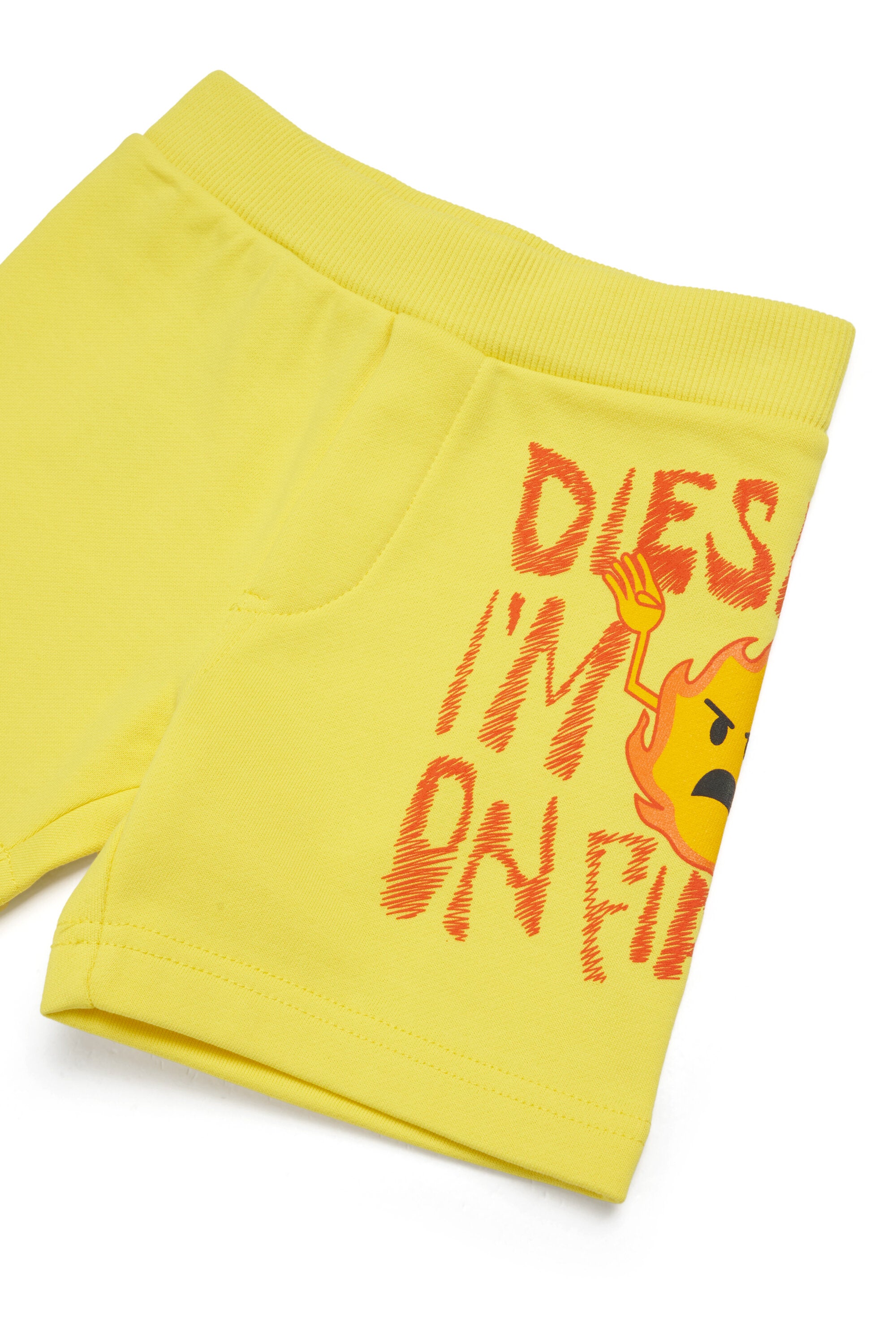 ロゴとプリント入りトラックスーツセット