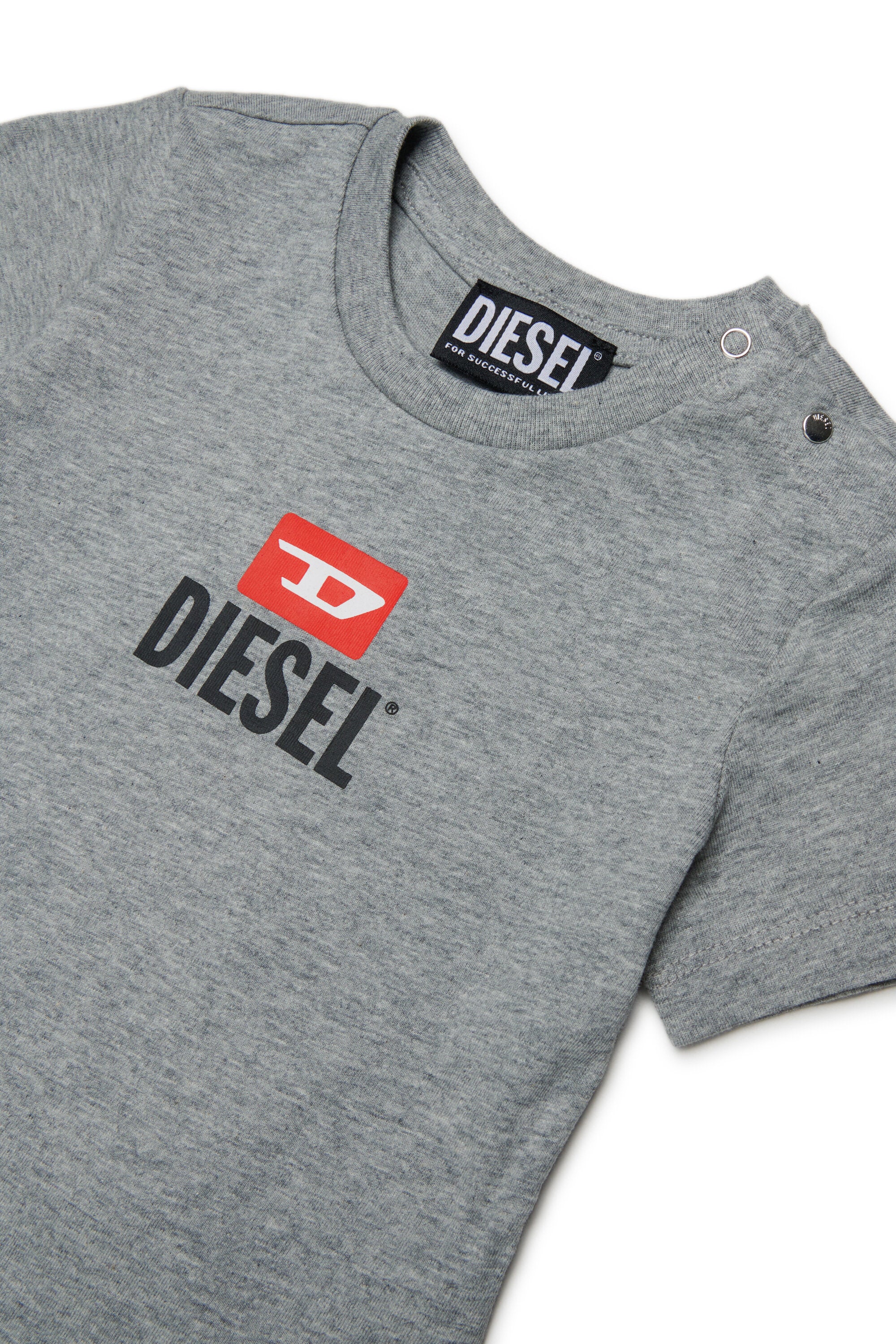 ロゴ入りジャンプスーツ