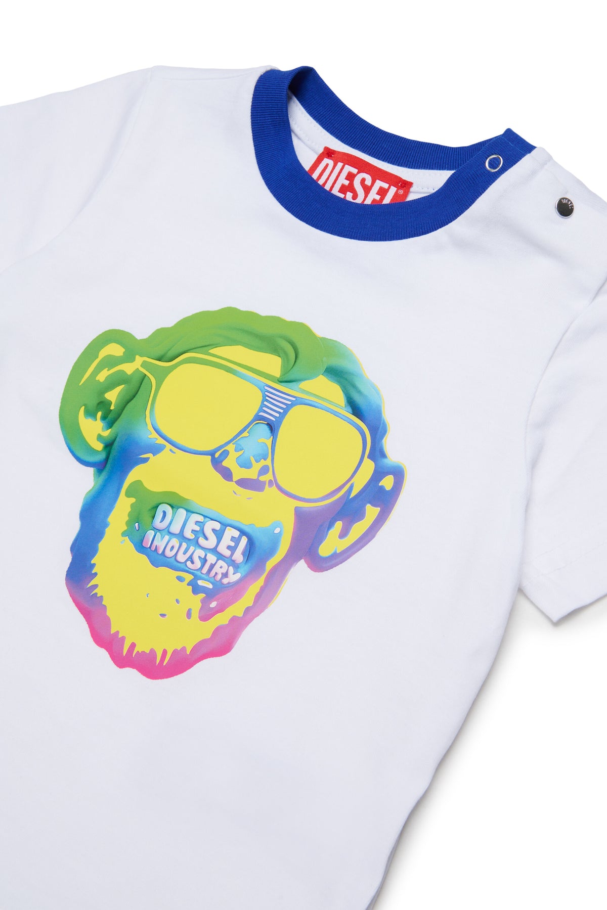 カラフルなプリント入りTシャツ