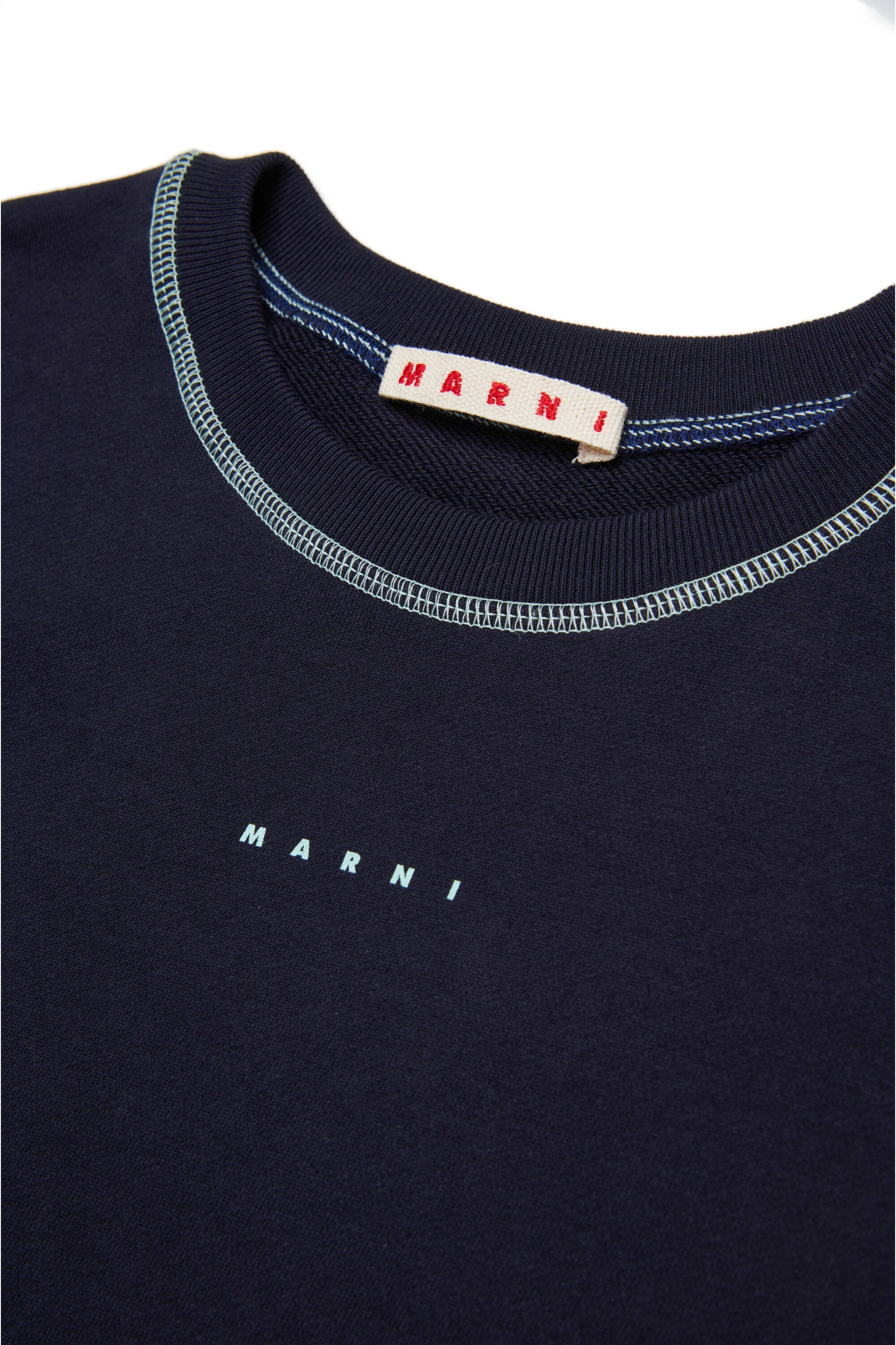 コントラストカラーのシームが施されたフリースドレス