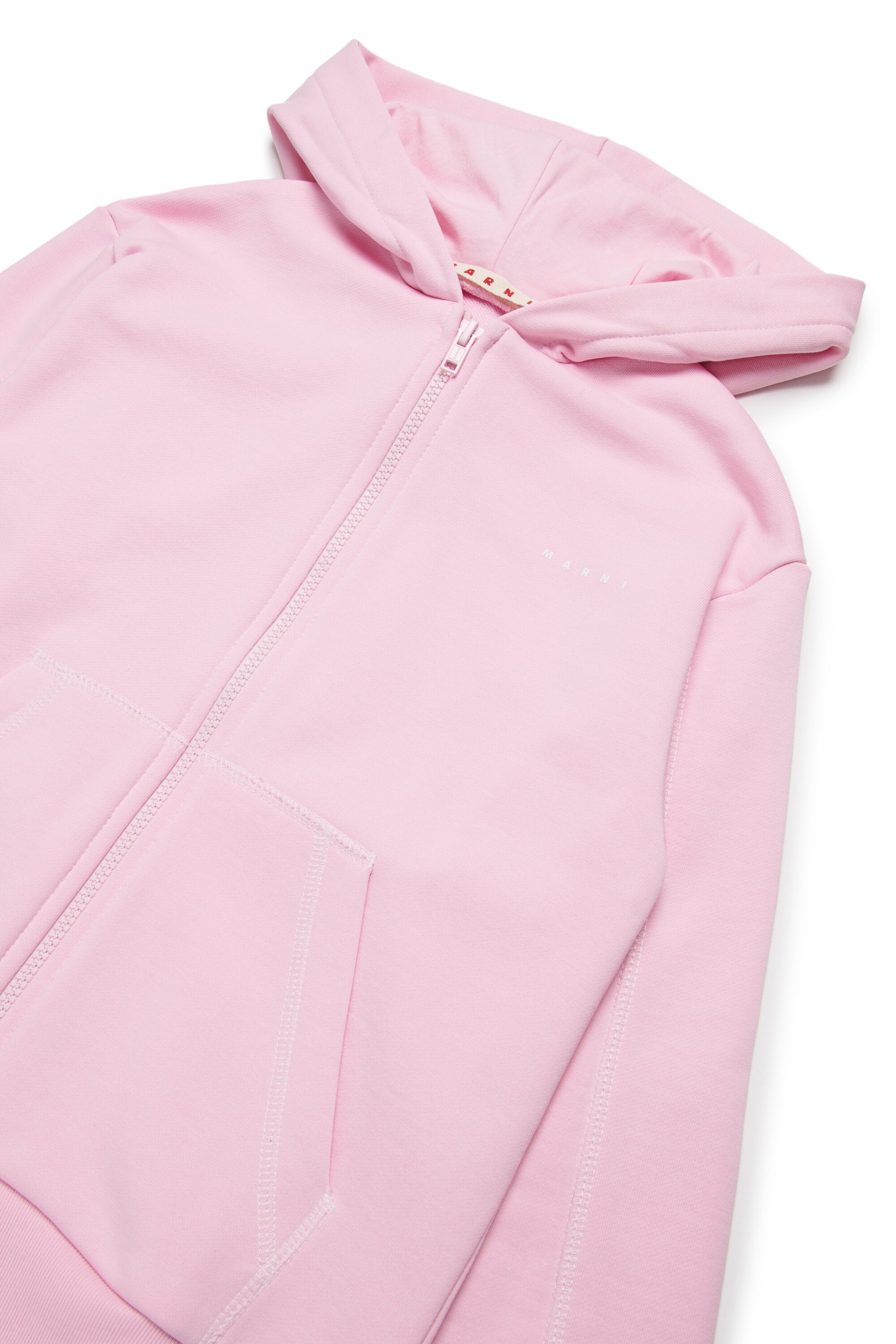 ジッパー付き、コントラストカラーのシームが特徴のスウェットシャツ。