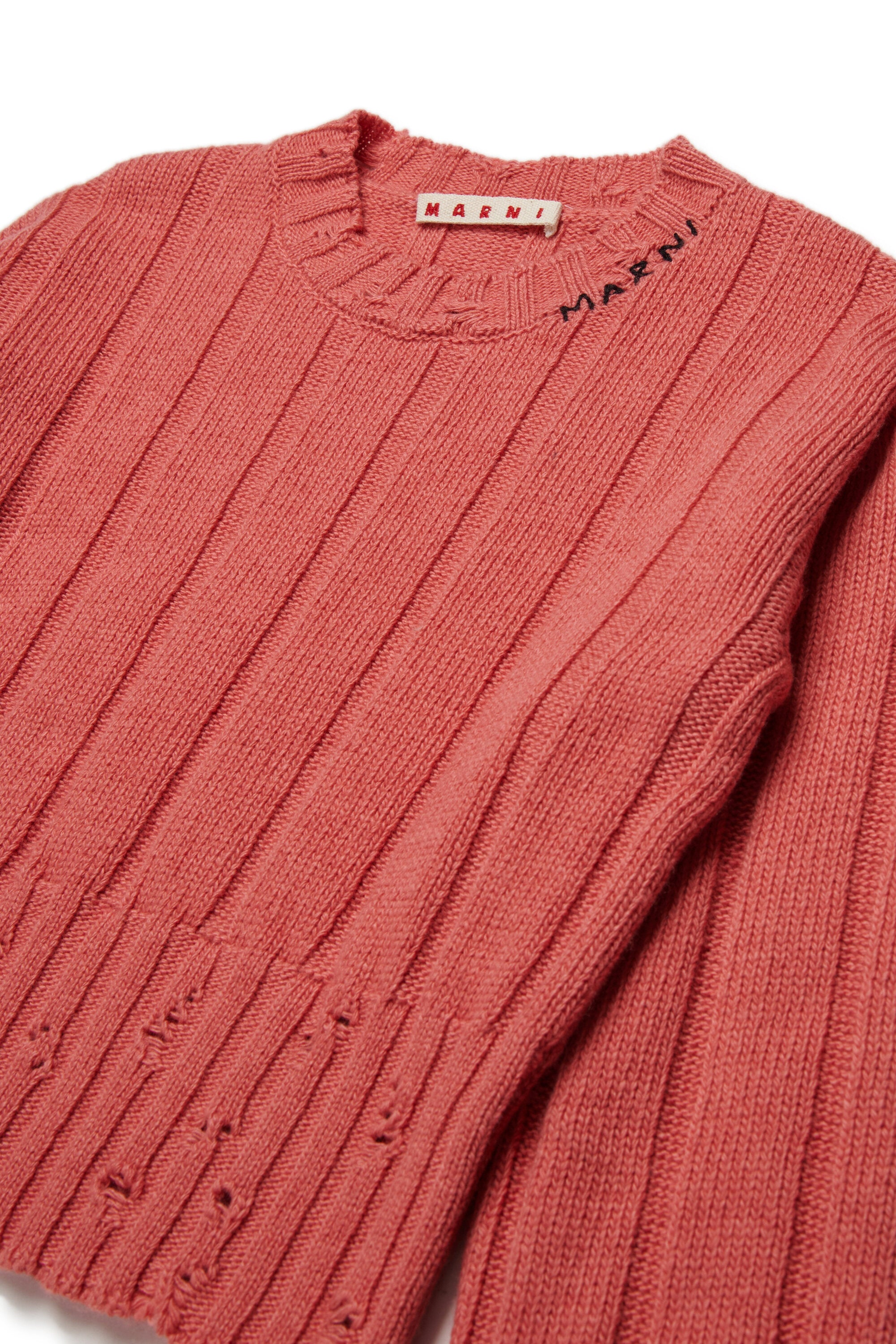 クロップド丈のウール混プルオーバー。