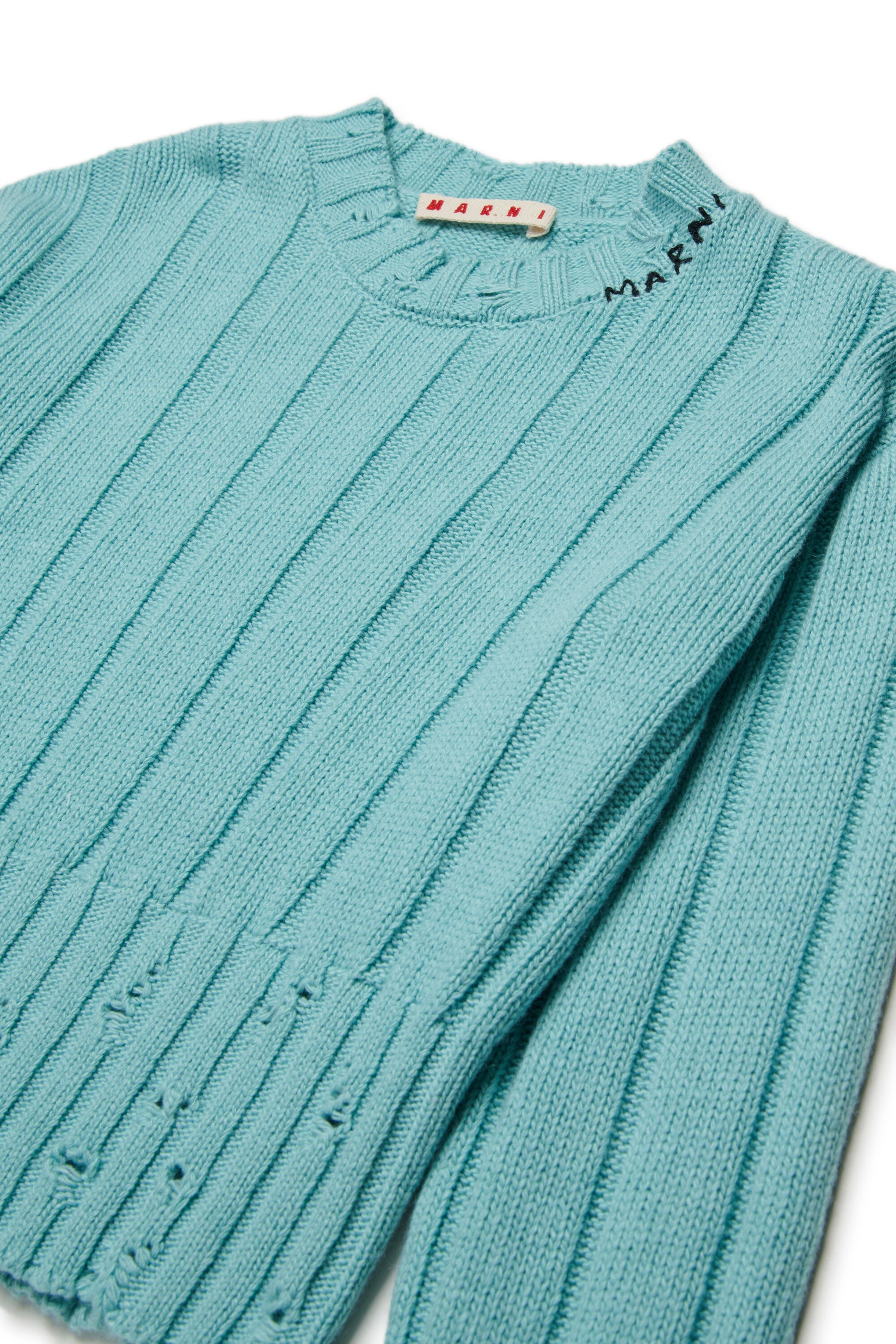 クロップド丈のウール混プルオーバー。