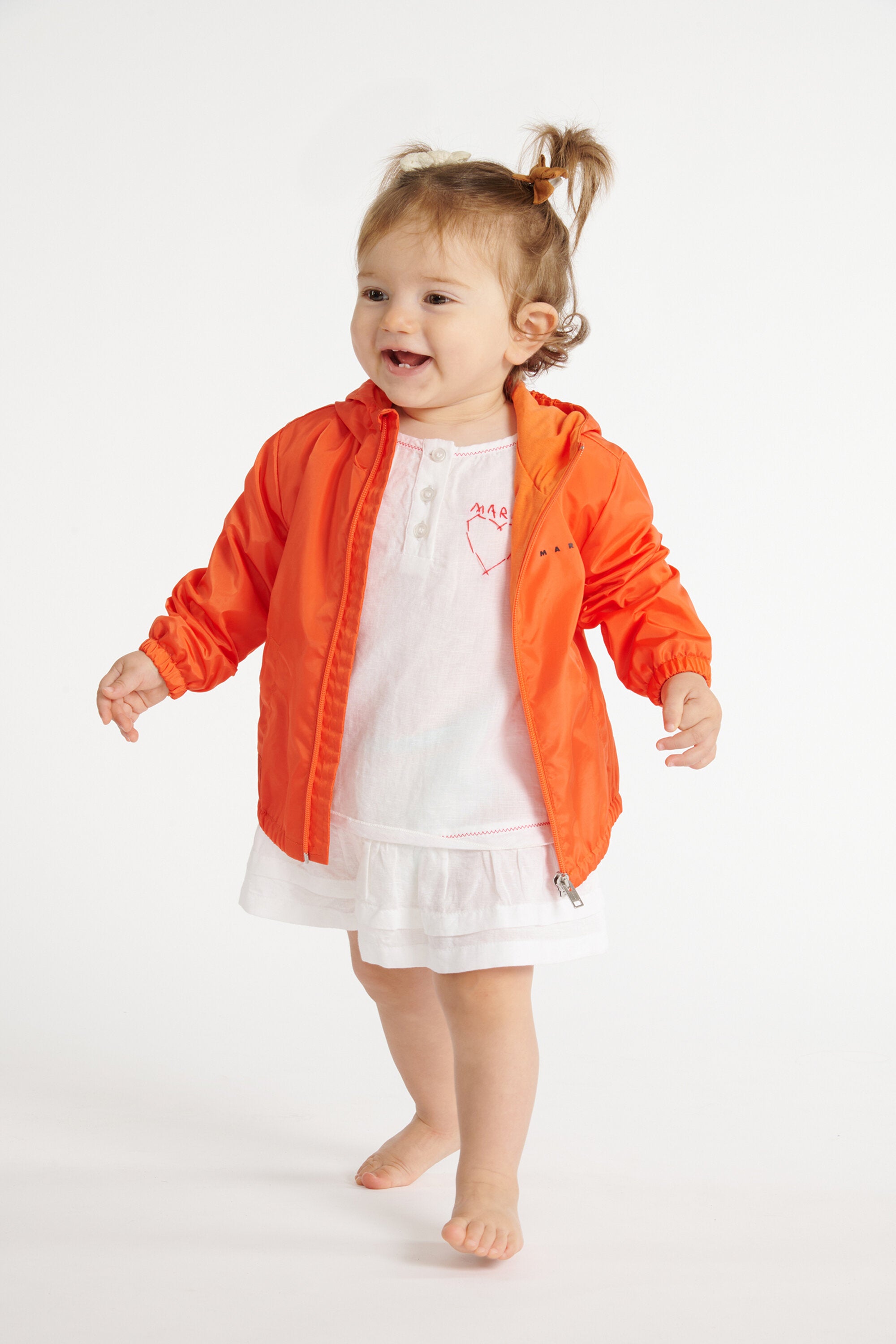 ロゴプリント入りウインドブレーカー