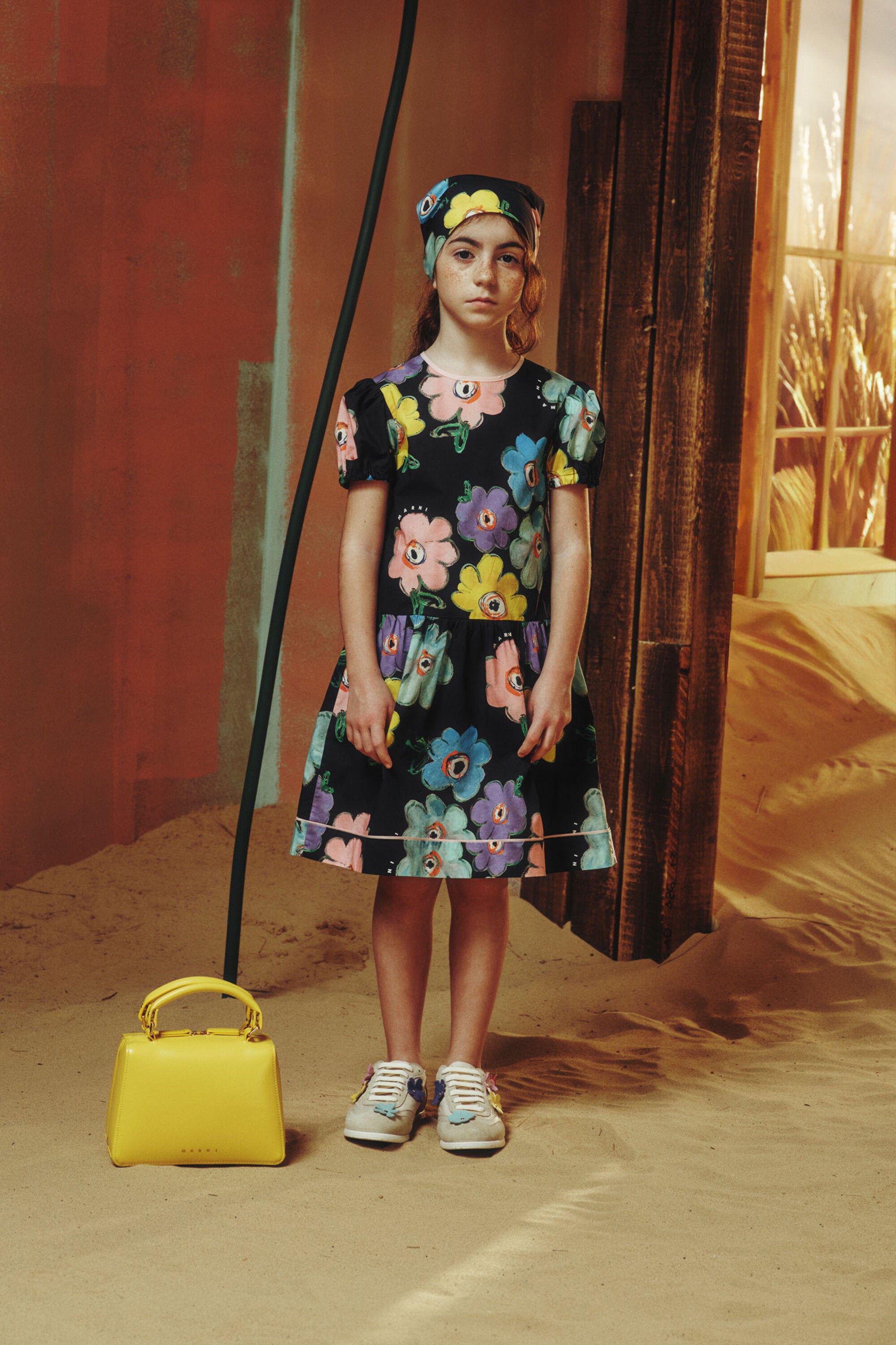 カラフルなフラワープリントドレス