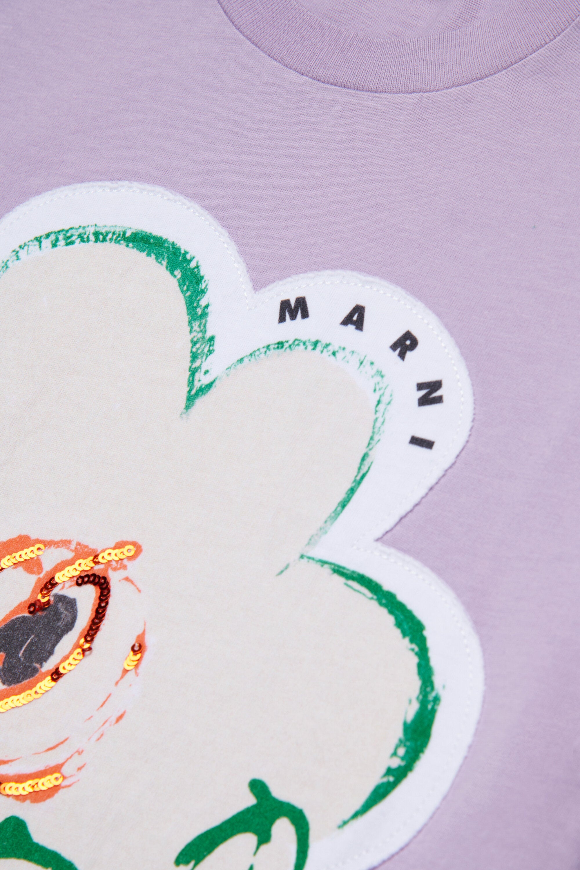 フラワーアップリケ付きロゴTシャツ