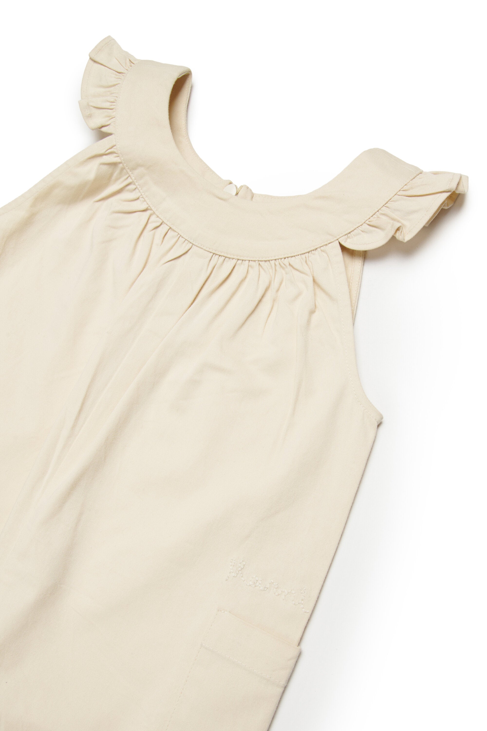 肩にフリルが付いたジャンプスーツ