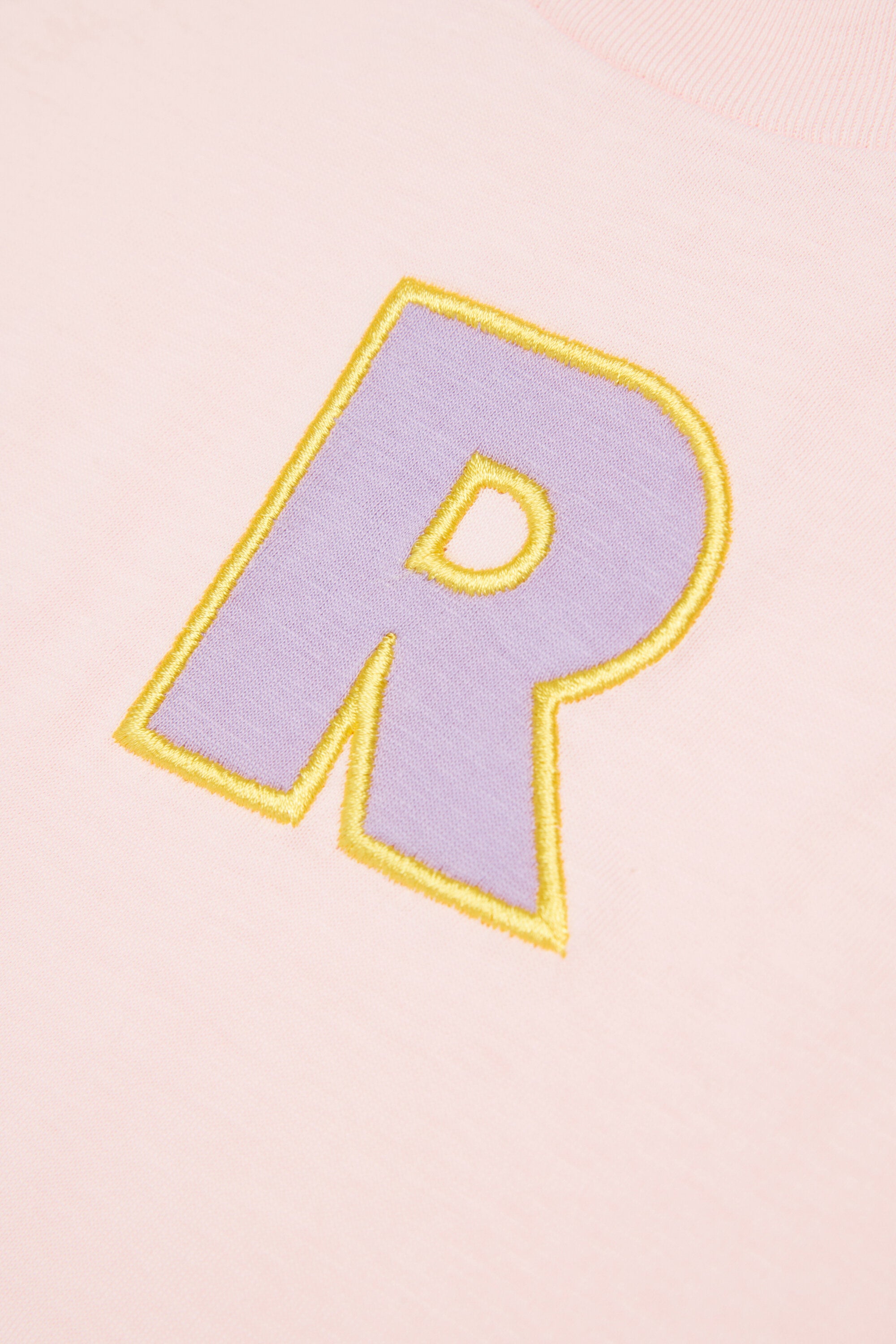 ロゴ入りTシャツ