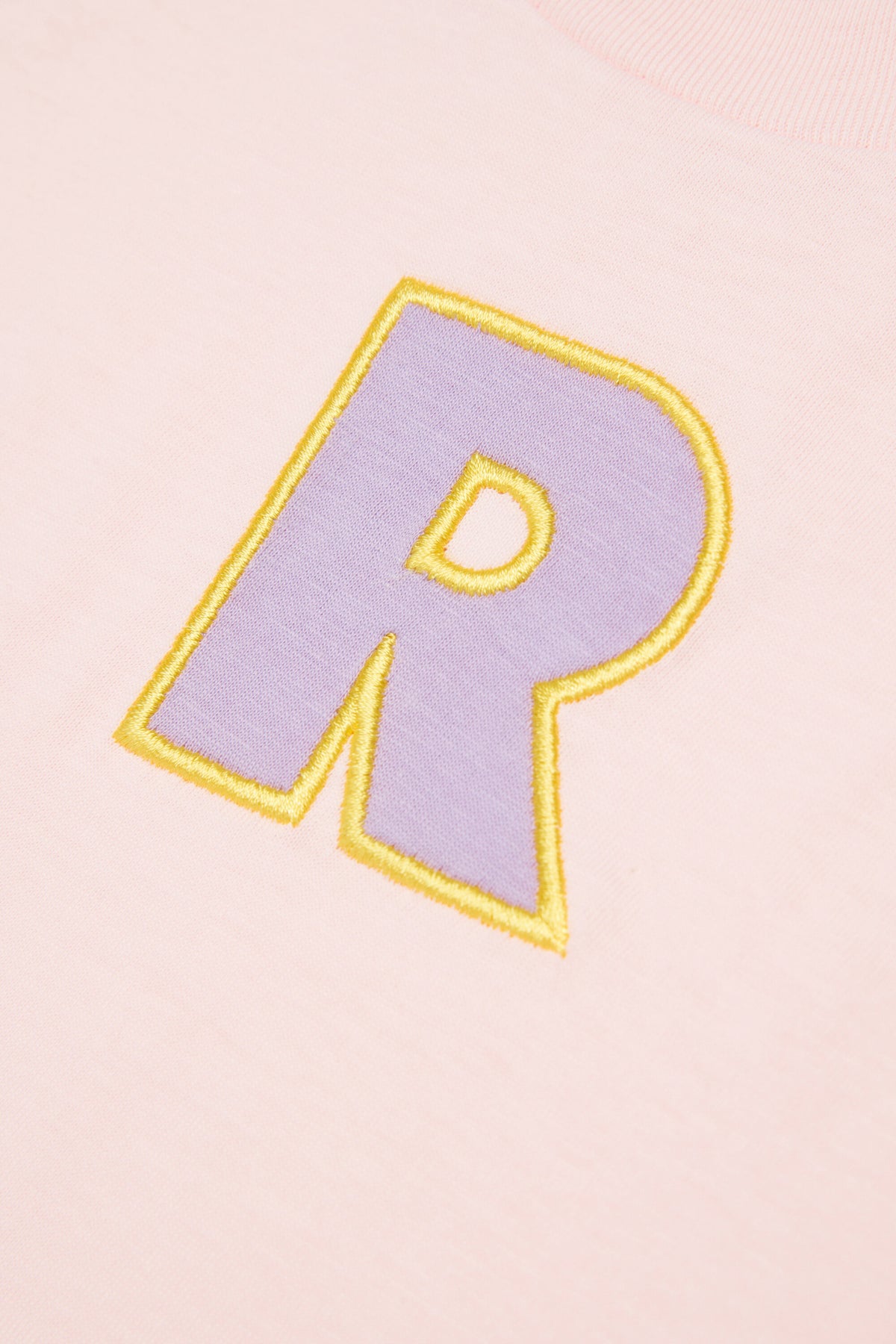 ロゴ入りTシャツ