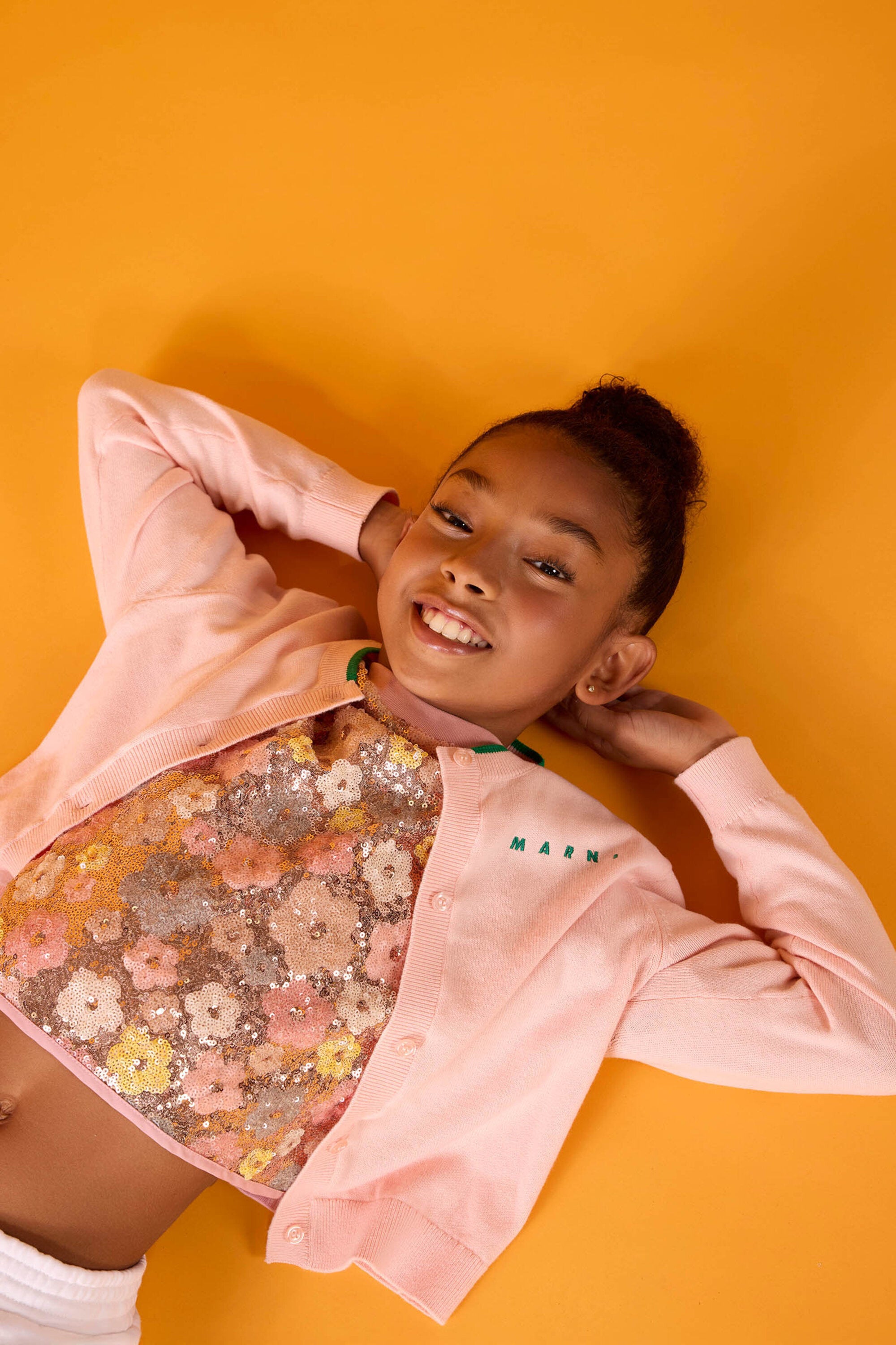 ロゴ入りクルーネックカーディガン