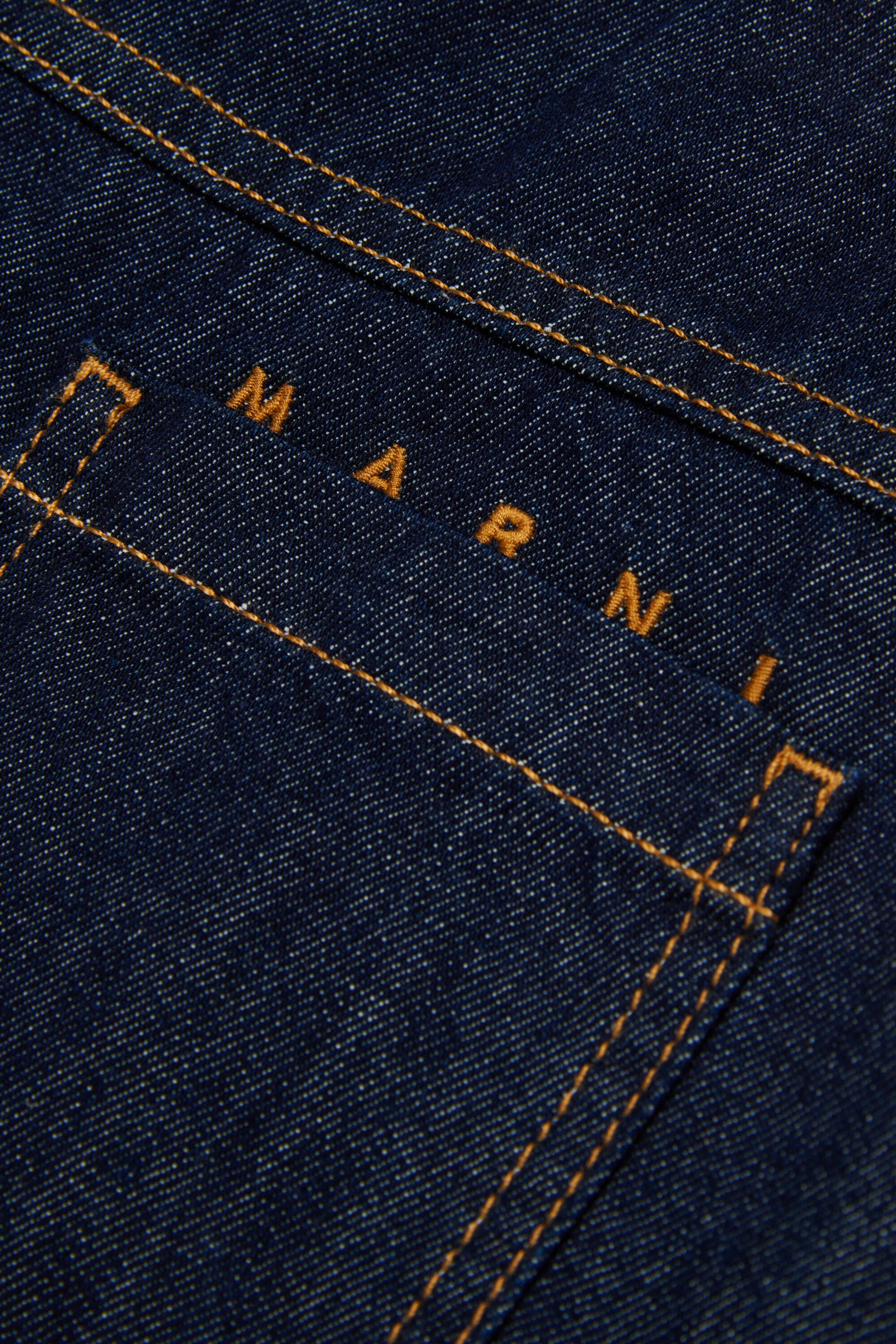 ロゴ入りスカート