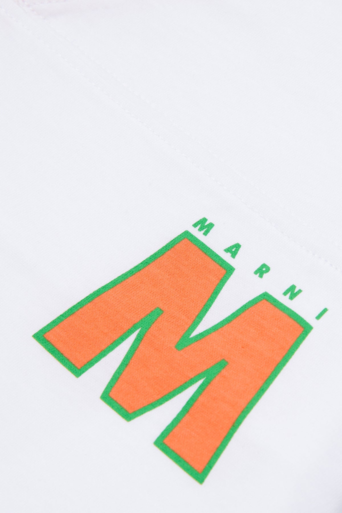 ロゴ入りVネックTシャツ