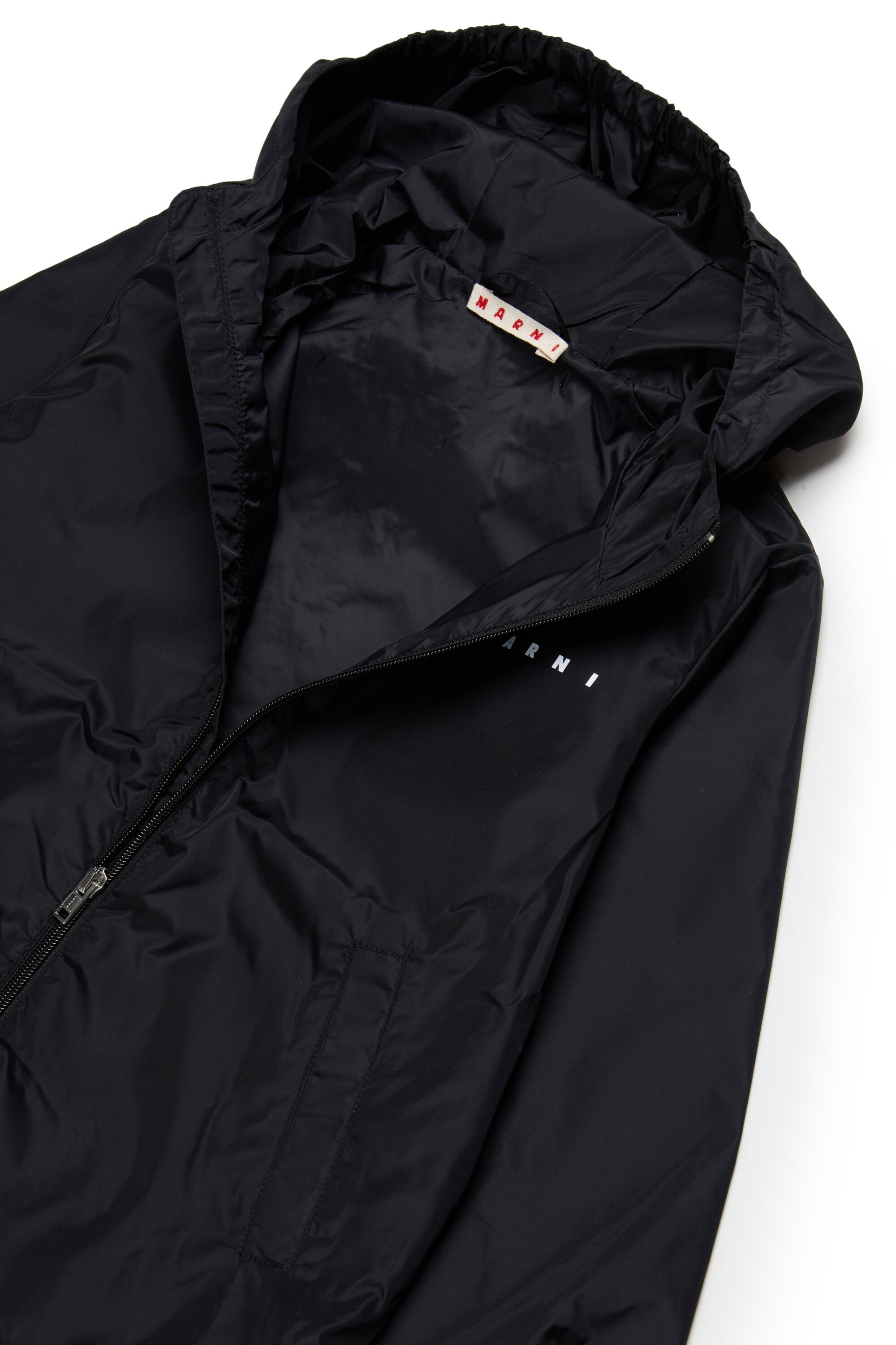 ロゴプリント入りウインドブレーカー