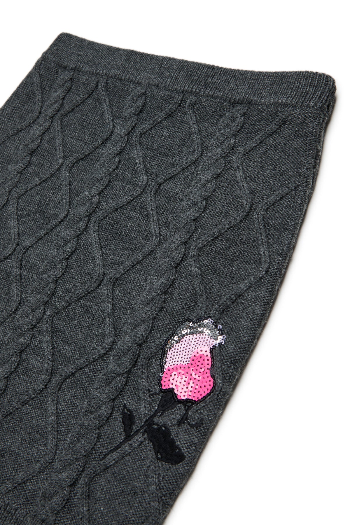 ケーブル編みと刺繍を施したスカート