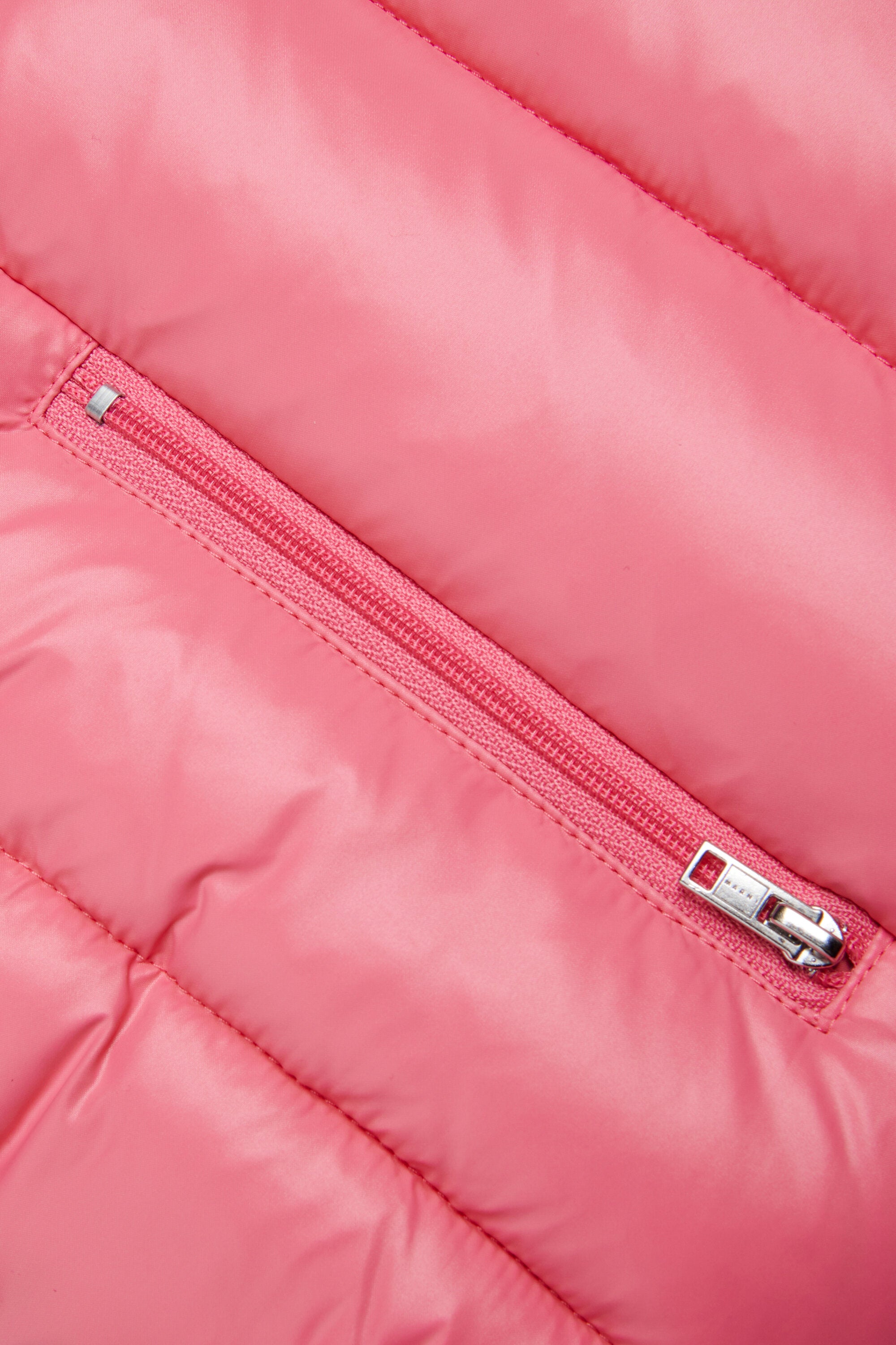 Sleeveless padded jacket