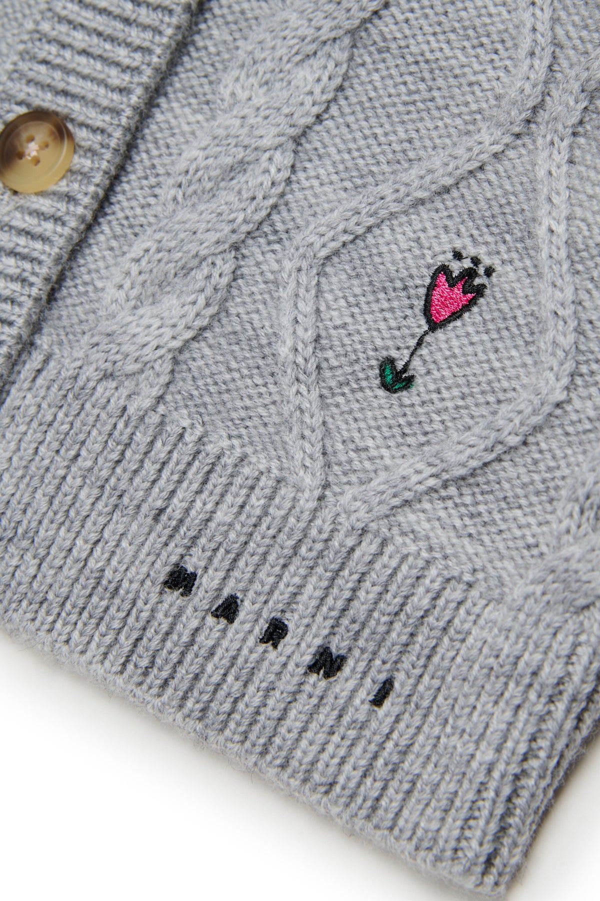 ケーブル編みとフラワー刺繍のカーディガン
