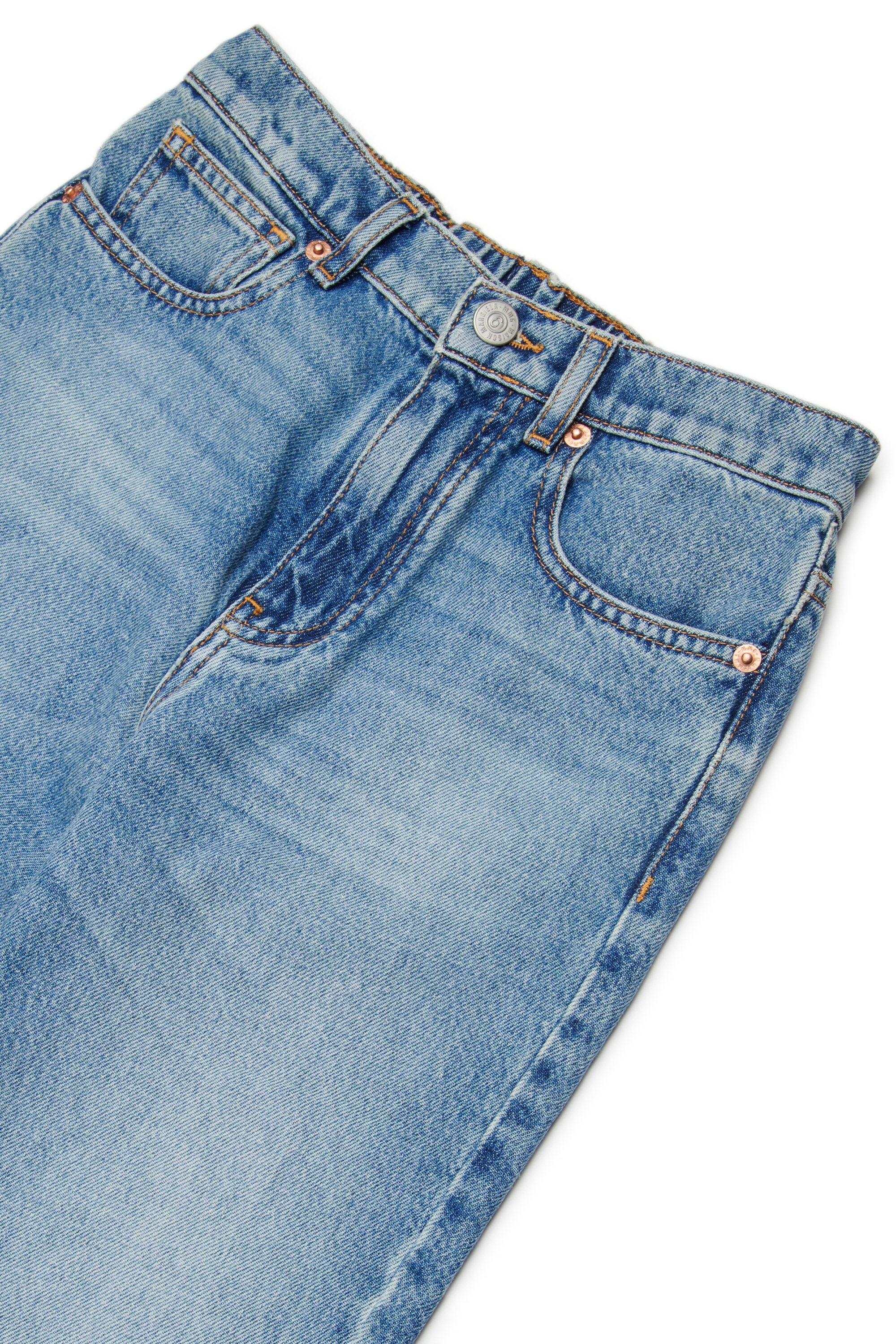 Regular jeans in light blue wash