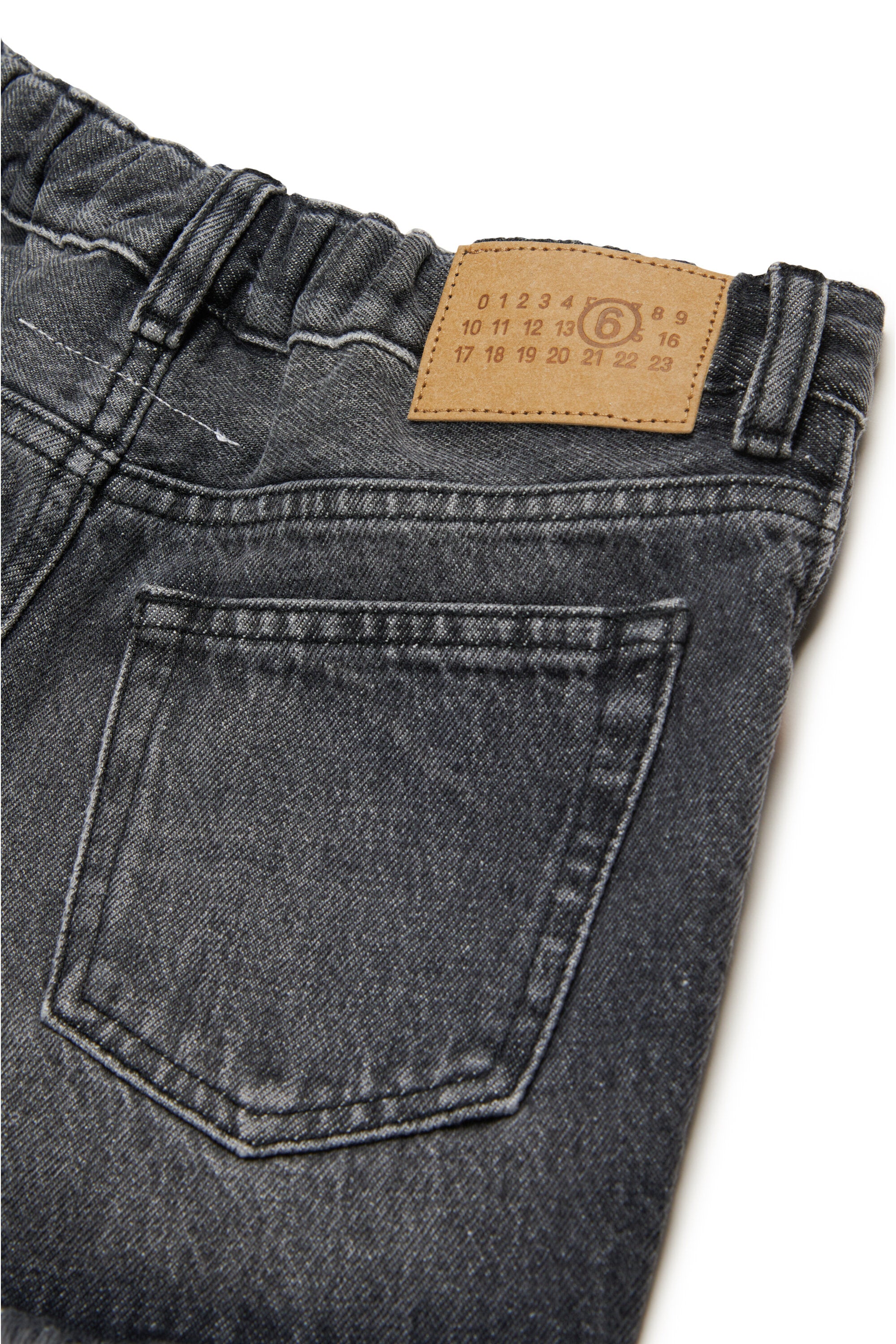 裾を生デニムでカットした黒のショーツ