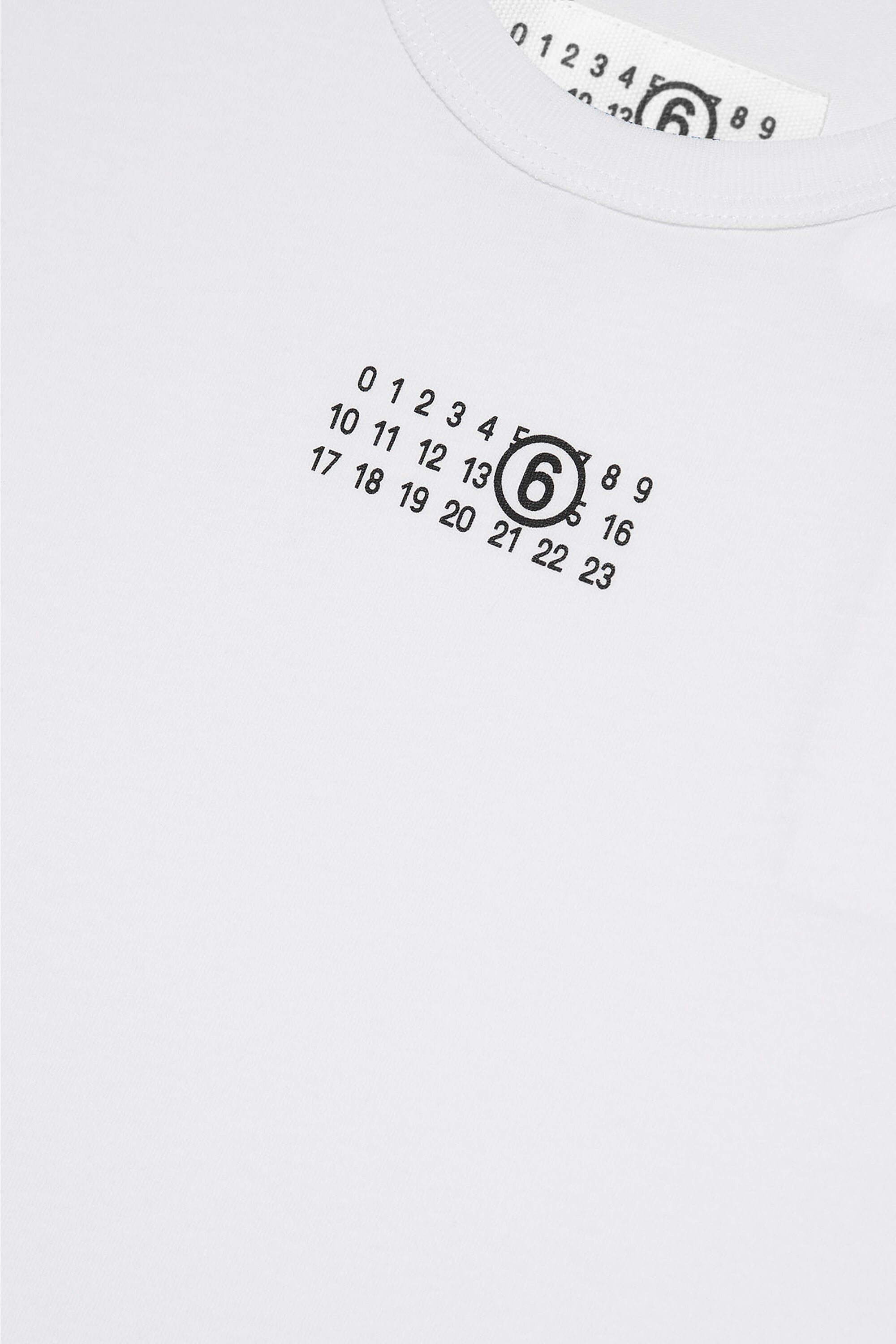 ノースリーブTシャツに数字のロゴがブランドロゴとしてあしらわれている。