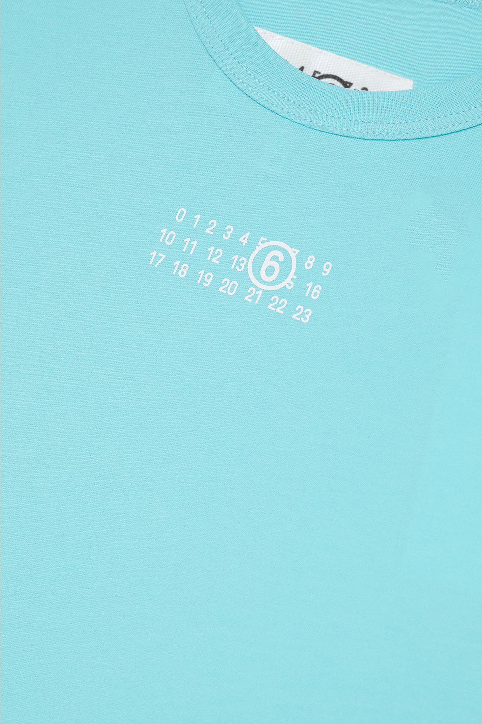 ノースリーブTシャツに数字のロゴがブランドロゴとしてあしらわれている。