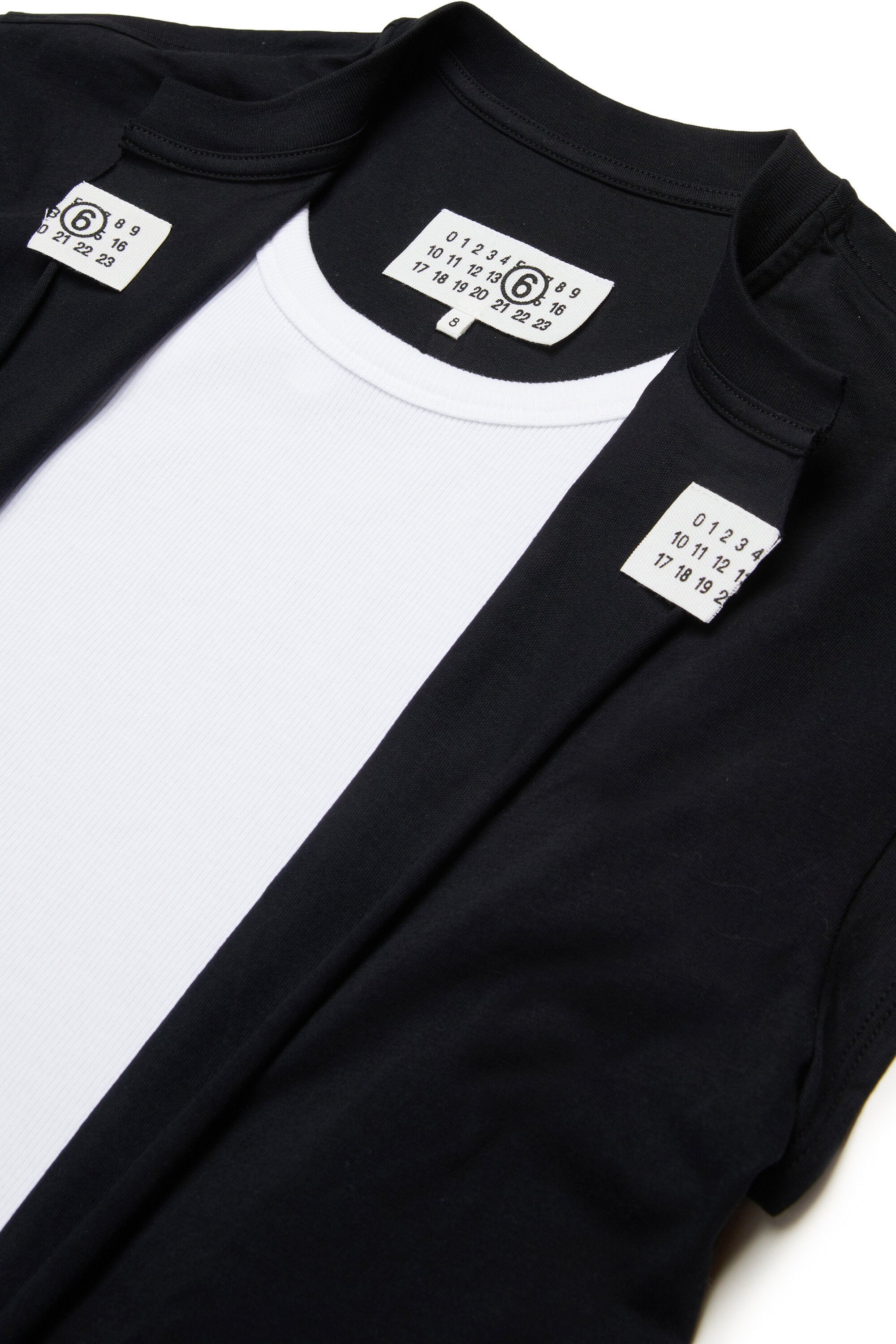 ディテールを生かしたAカットドレス