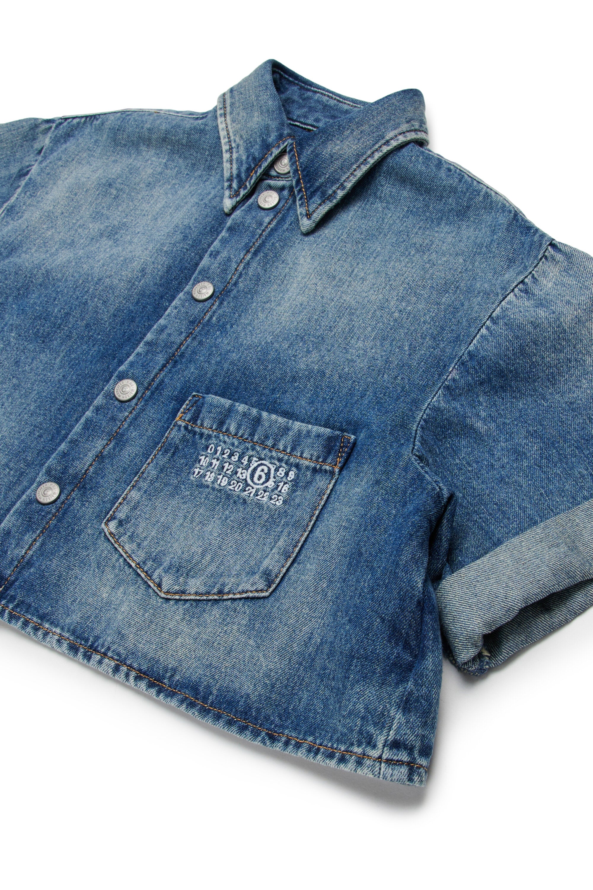 ロゴ入りデニムシャツ