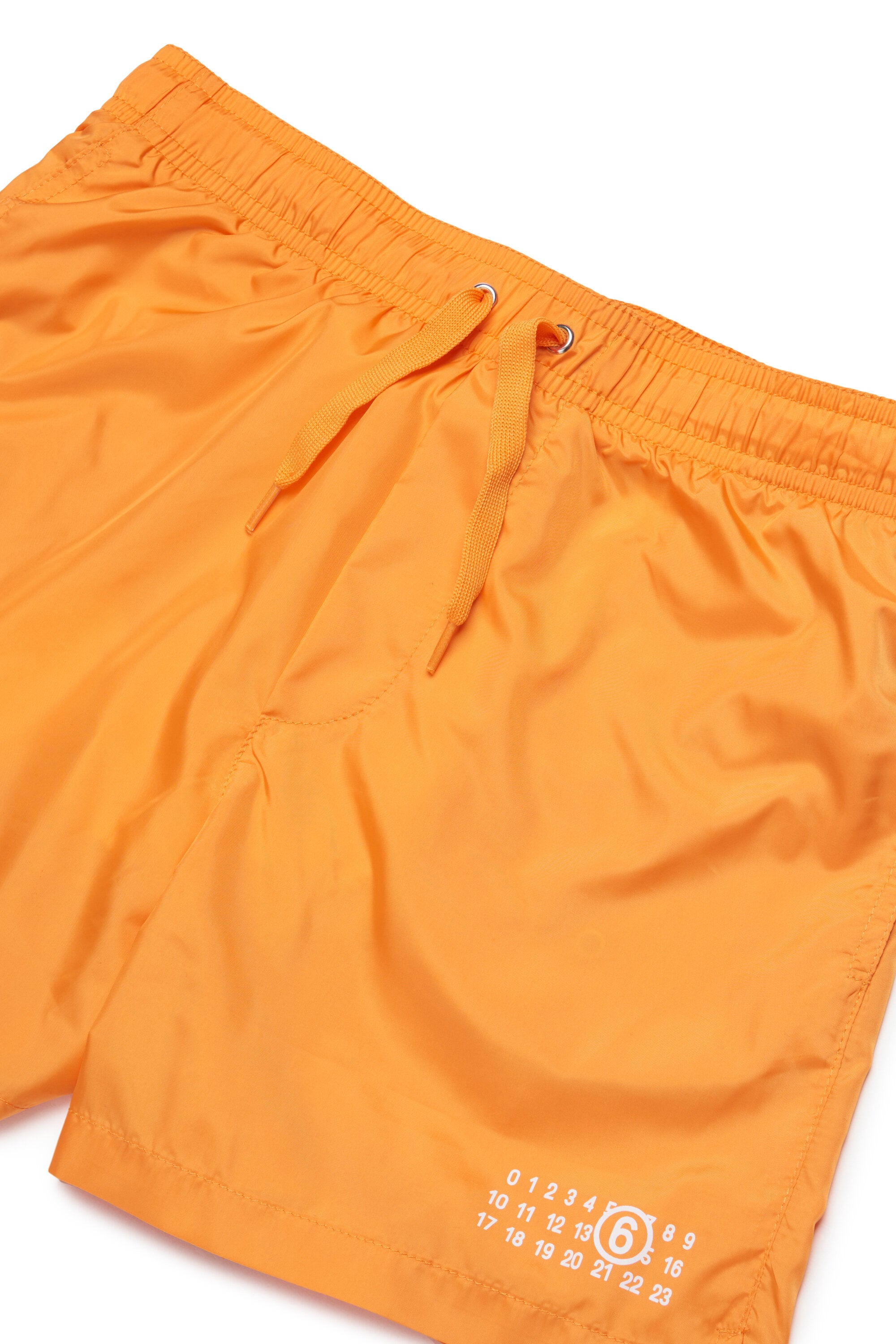 数字のロゴがブランドロゴのボクサー水着