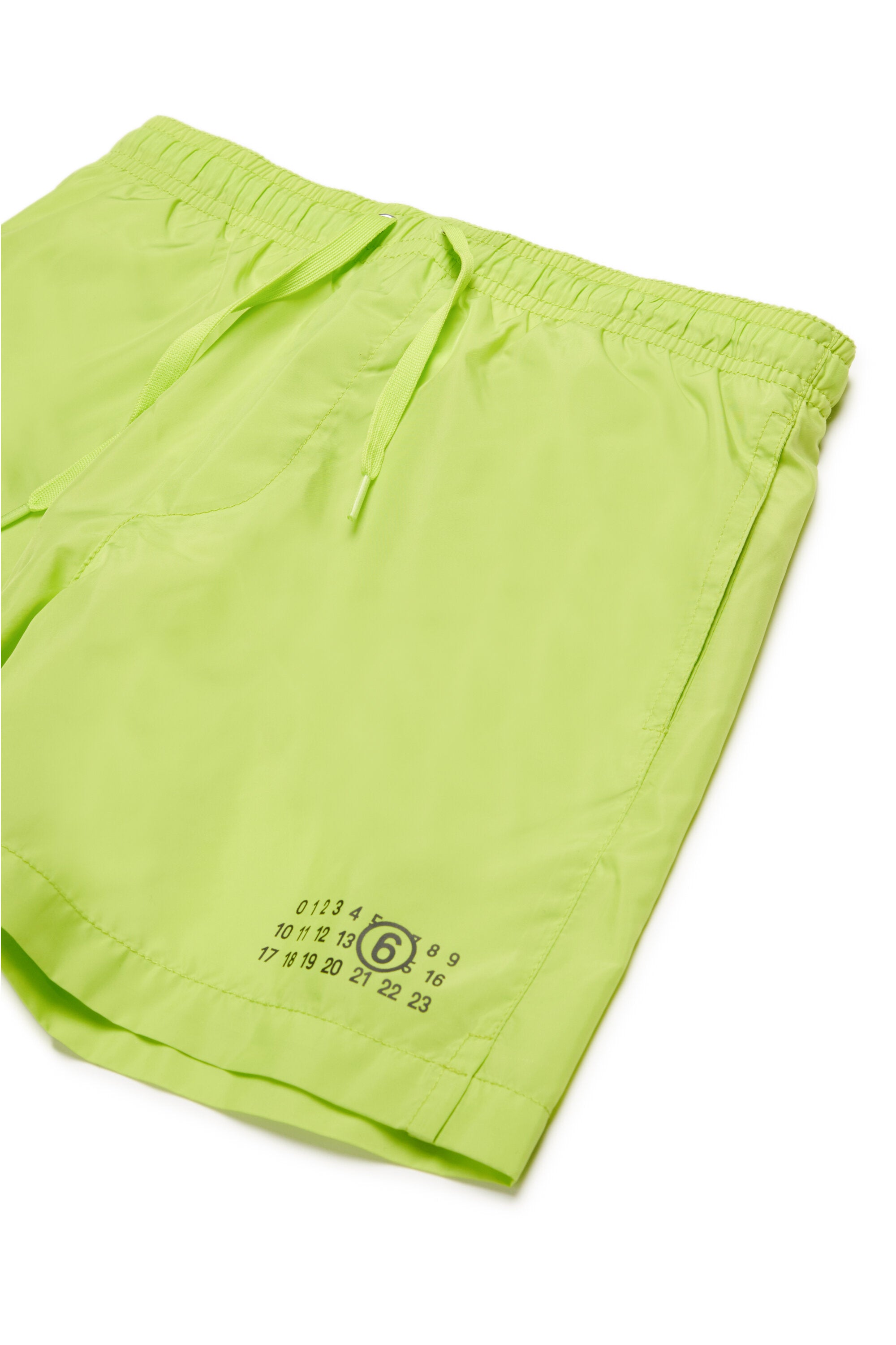 数字のロゴがブランドロゴのボクサー水着