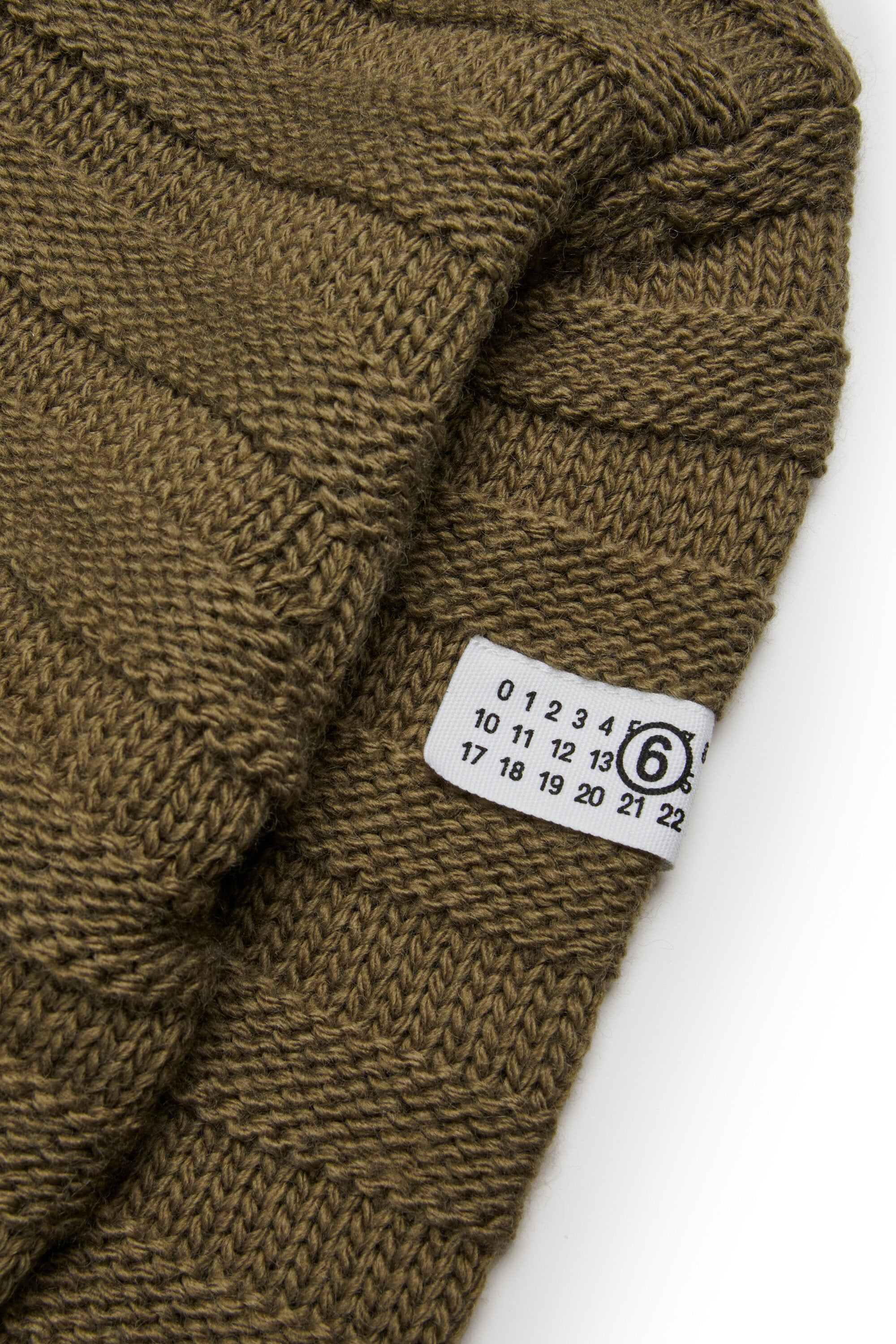 リブ編みのウール混プルオーバー。