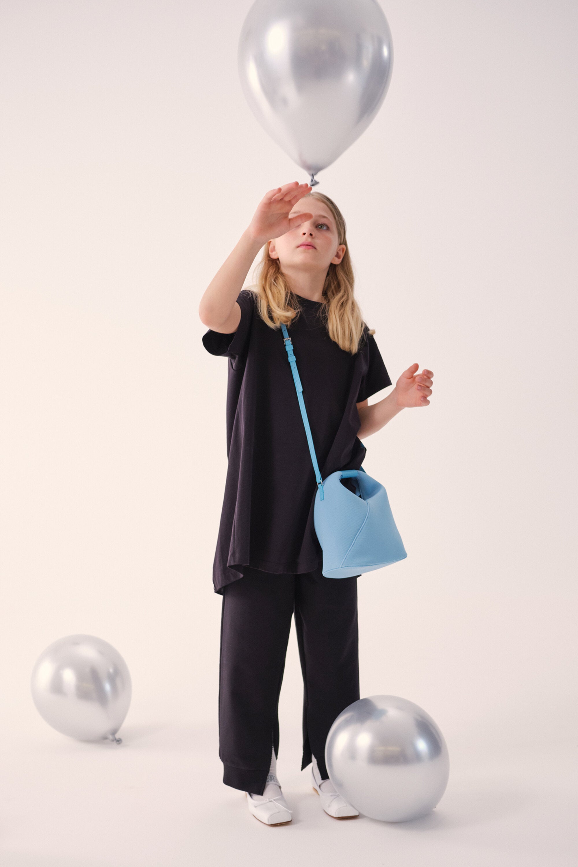 ロゴ入りショルダーバッグ