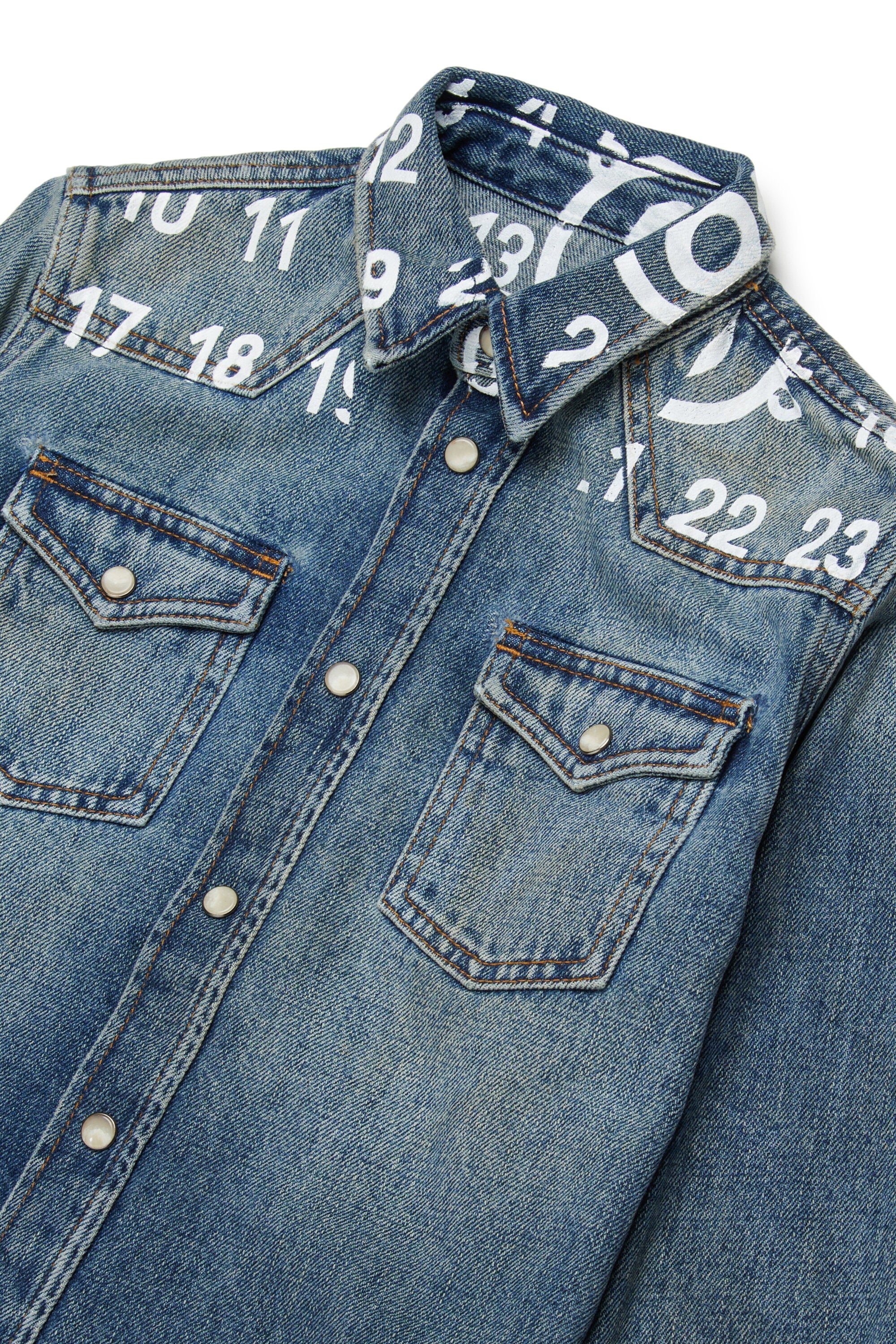 ロゴプリント入りデニムシャツ