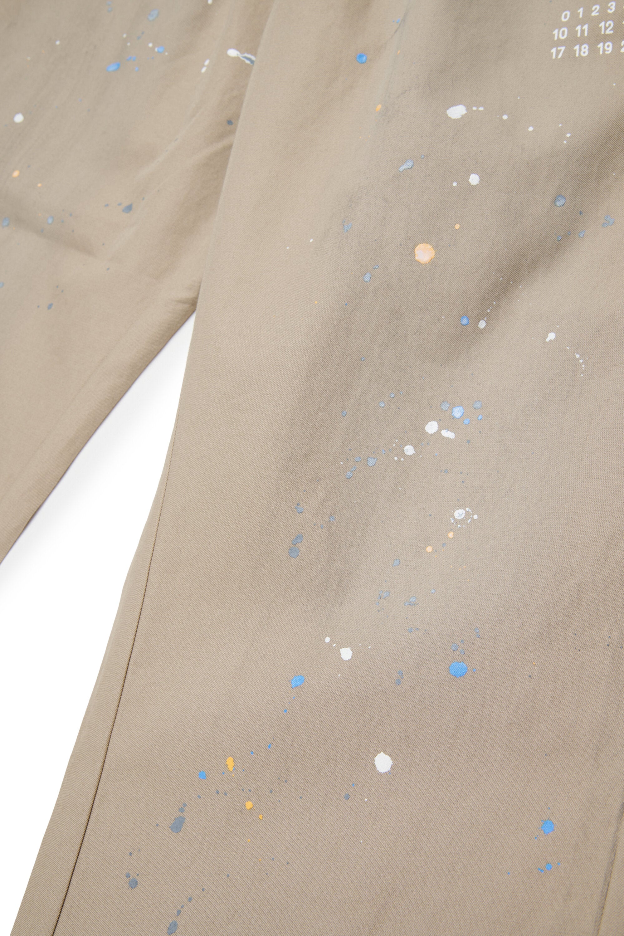 ロゴ付きチノパンツ