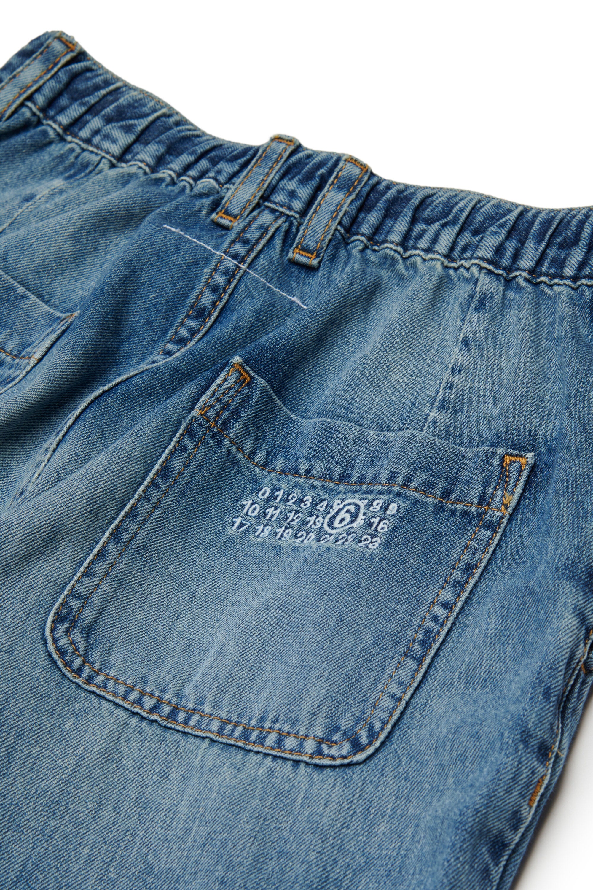 リラックスフィット ジーンズ ミディアムブルーウォッシュ