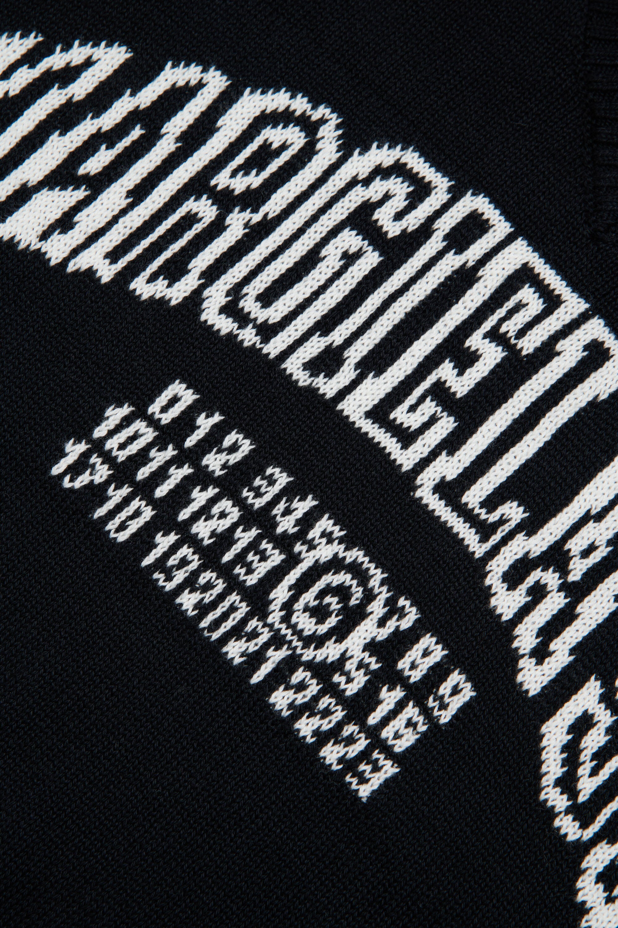 ロゴ入りVネックプルオーバー