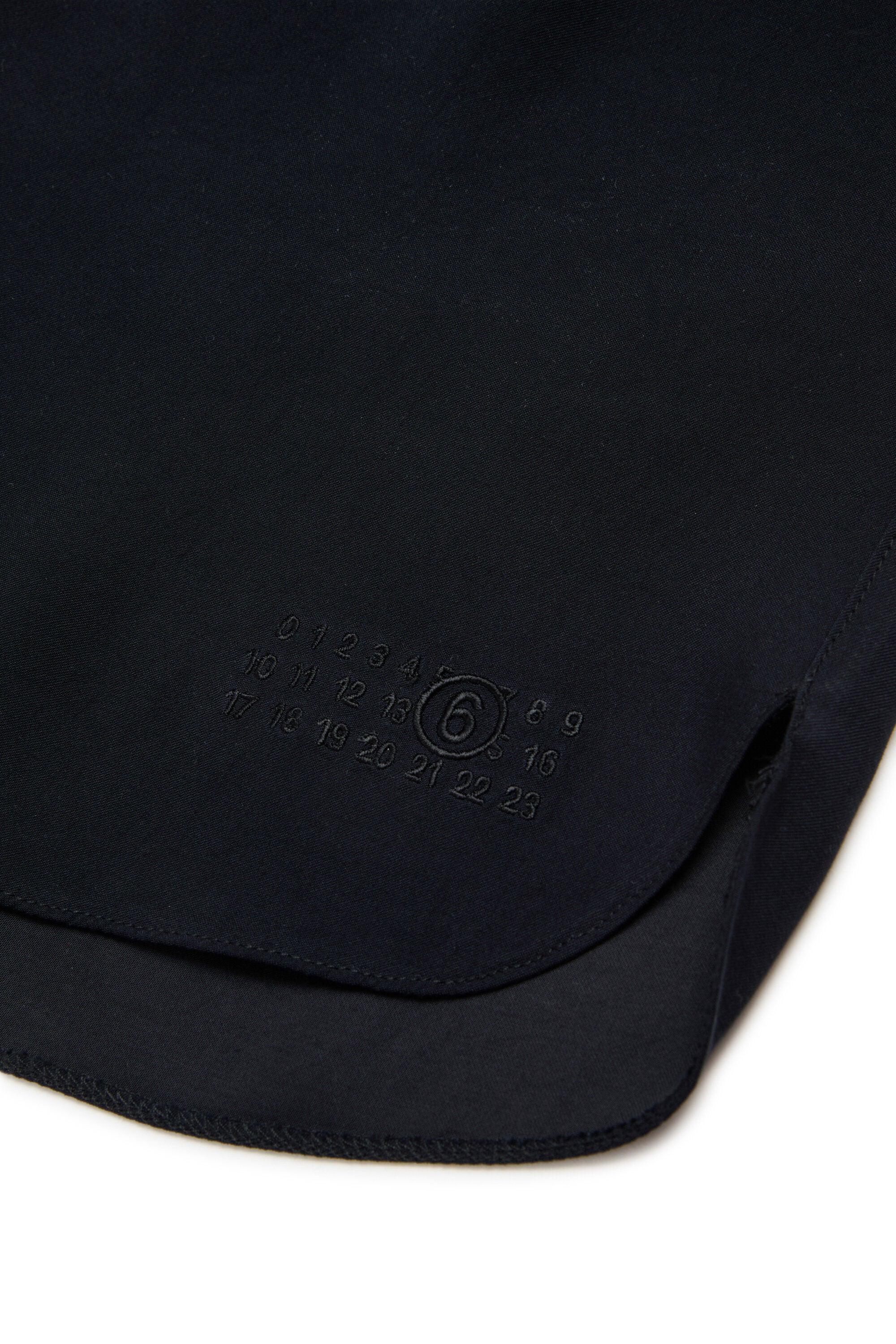 ナンバーロゴ入りショートパンツ